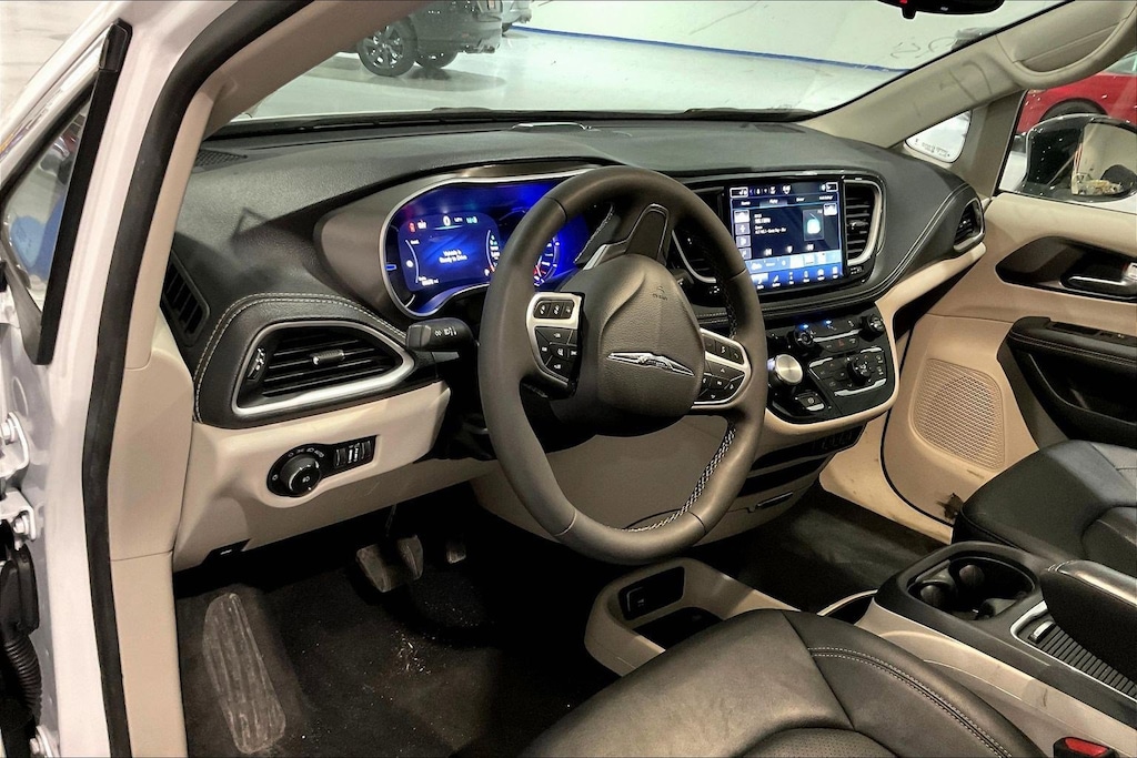 Used 2024 Chrysler Pacifica Hybrid Select FWD Van Passenger Van