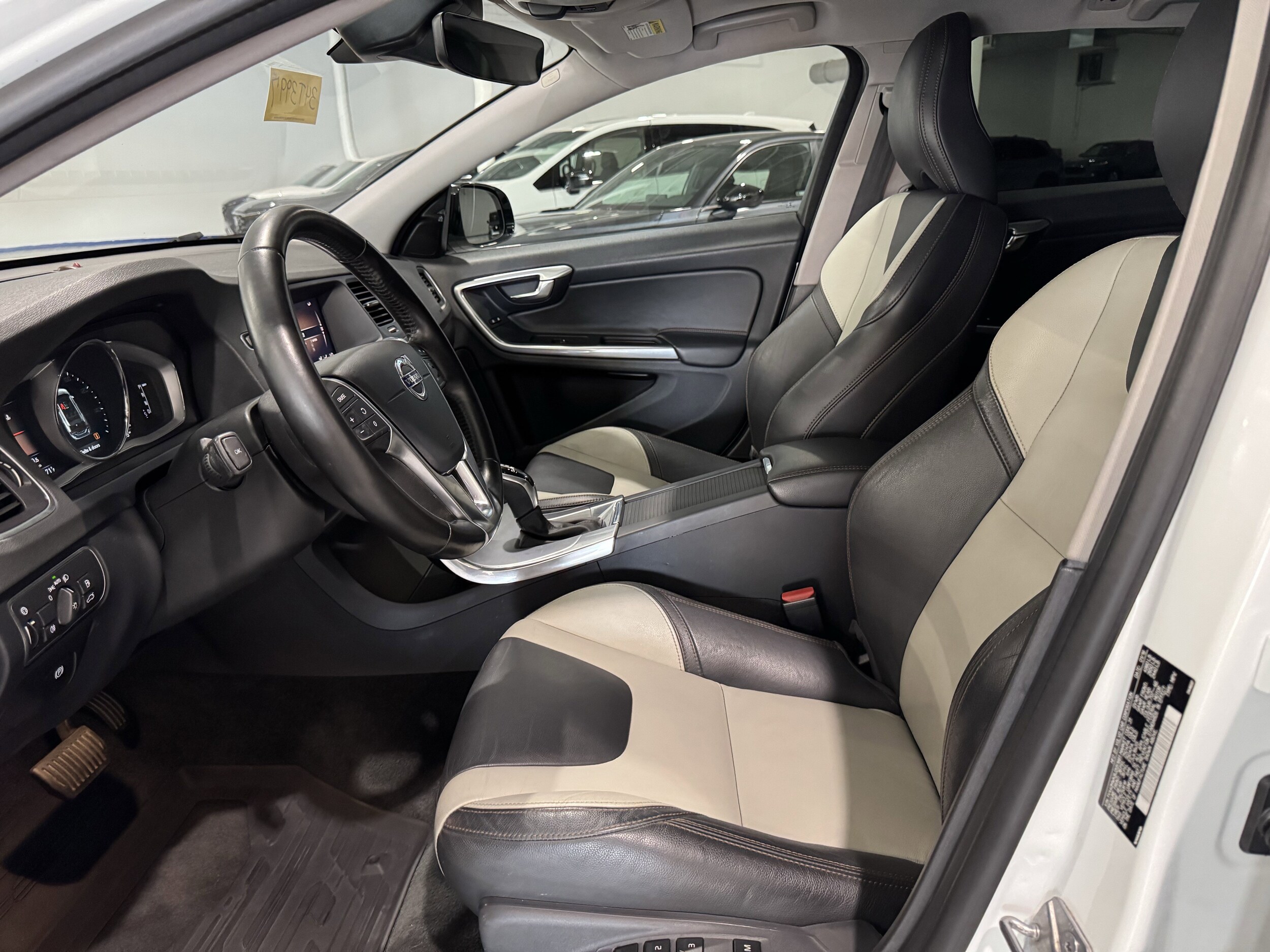 2018 Volvo V60 Cross Country T5 AWD photo 4