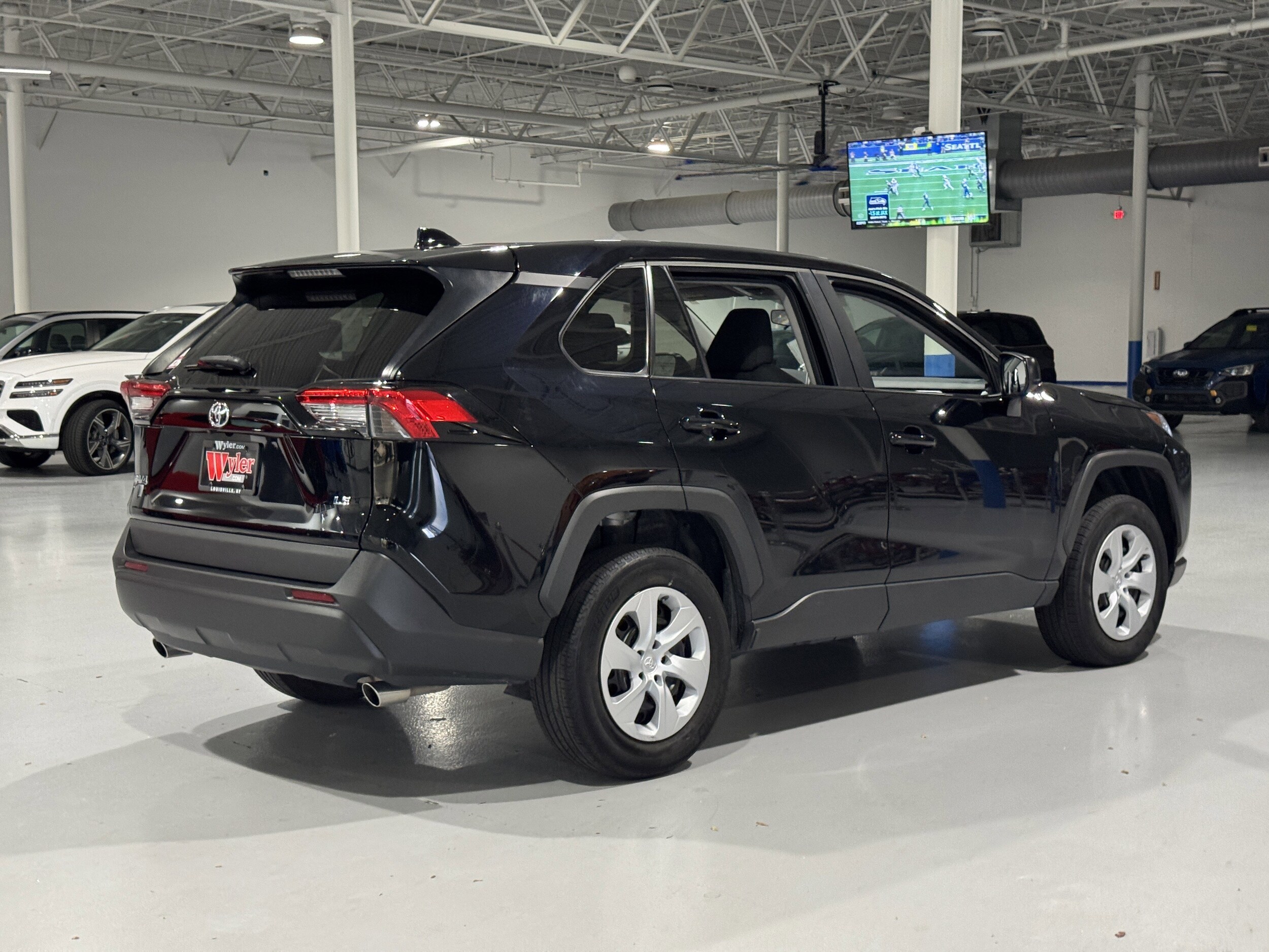 2023 Toyota RAV4 LE photo 4