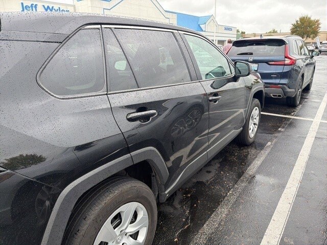 2023 Toyota RAV4 LE photo 3
