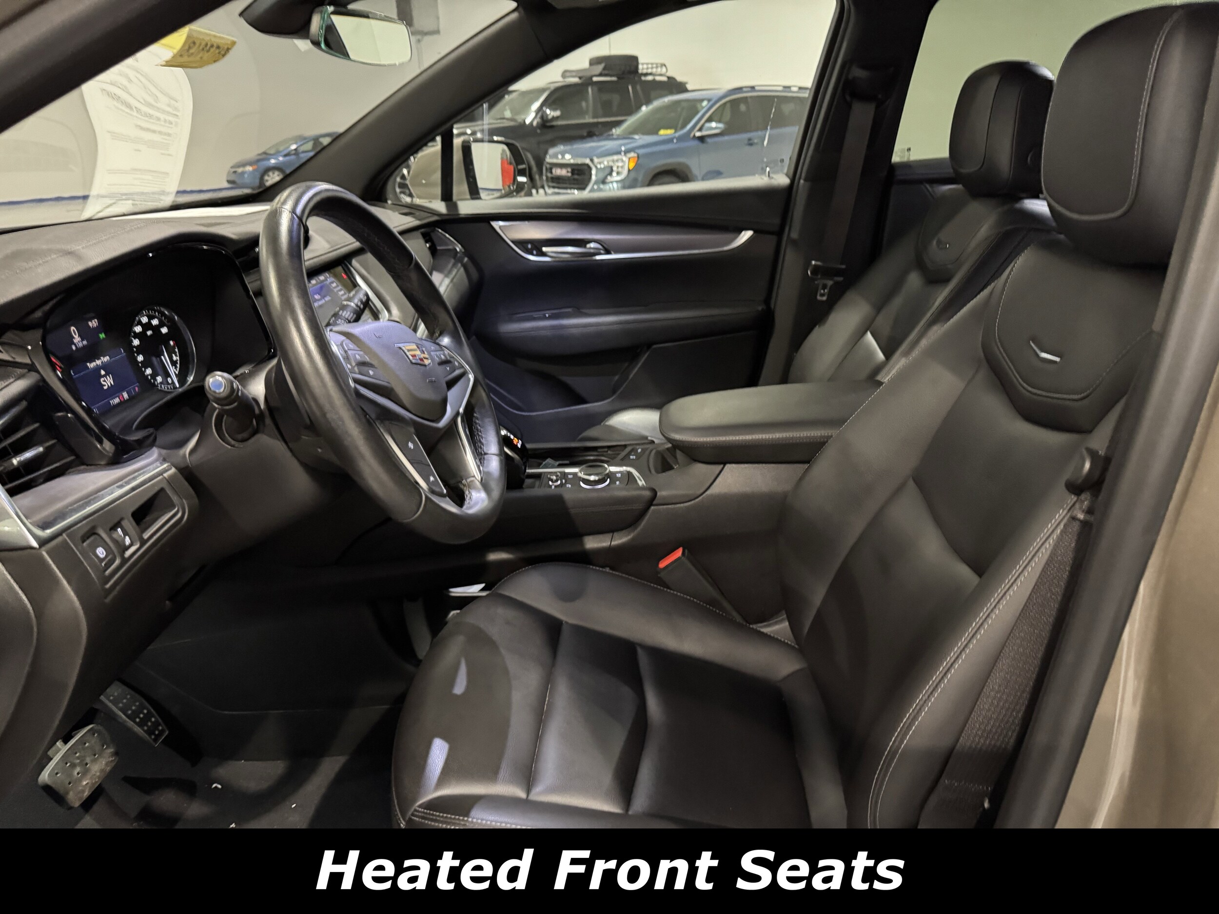 2022 Cadillac XT5 Luxury photo 2