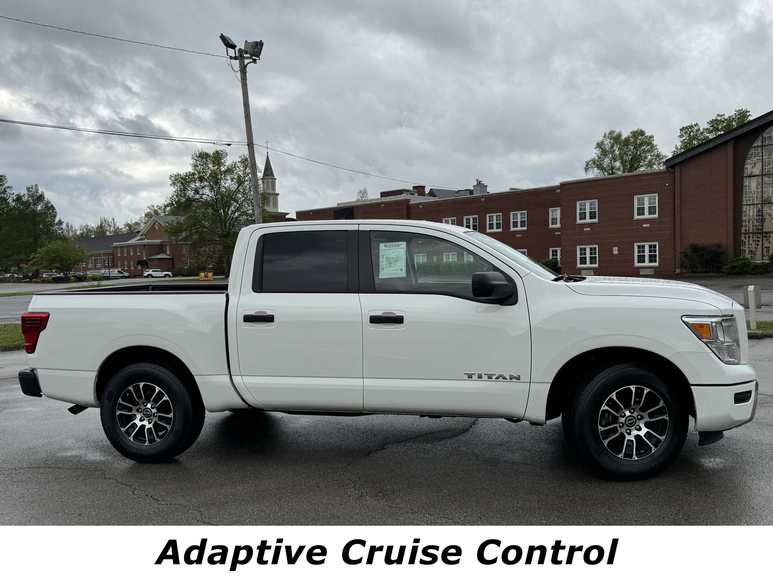 2023 Nissan Titan Crew Cab SV photo 2