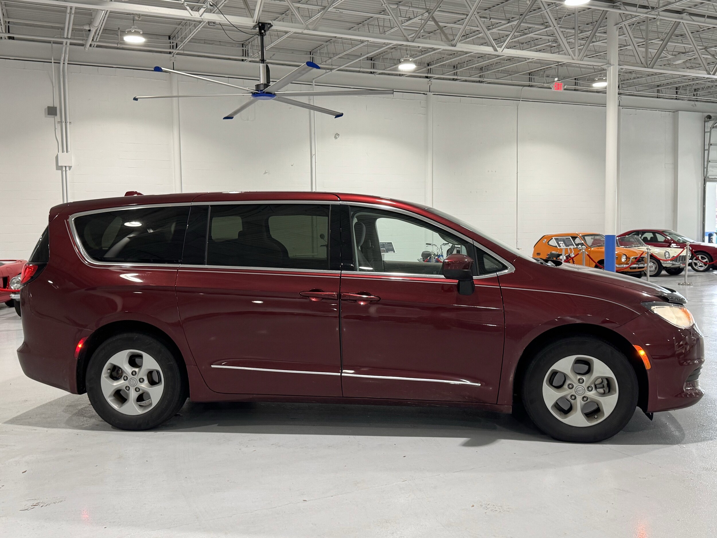 2017 Chrysler Pacifica LX photo 2