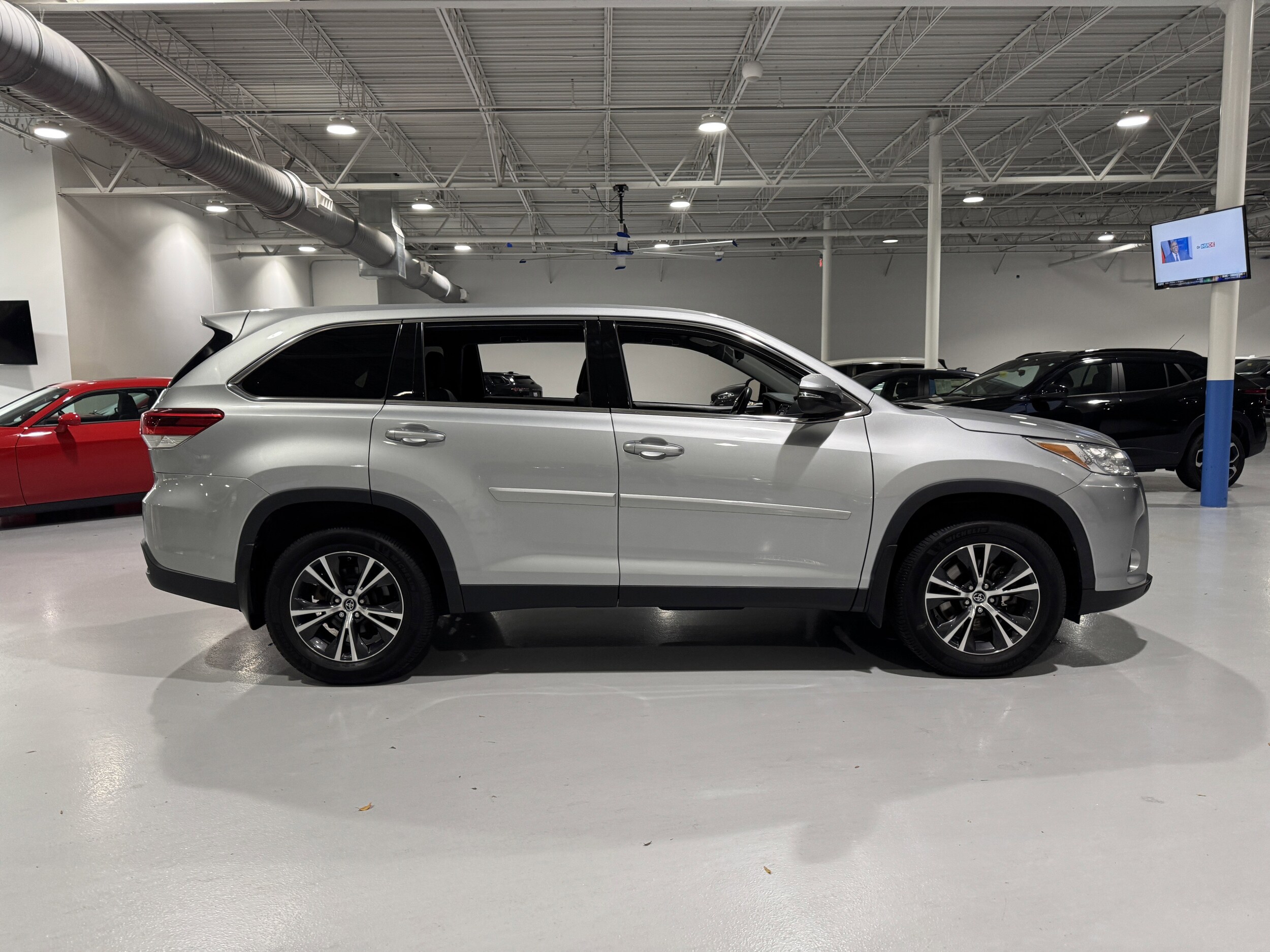 2019 Toyota Highlander LE photo 3