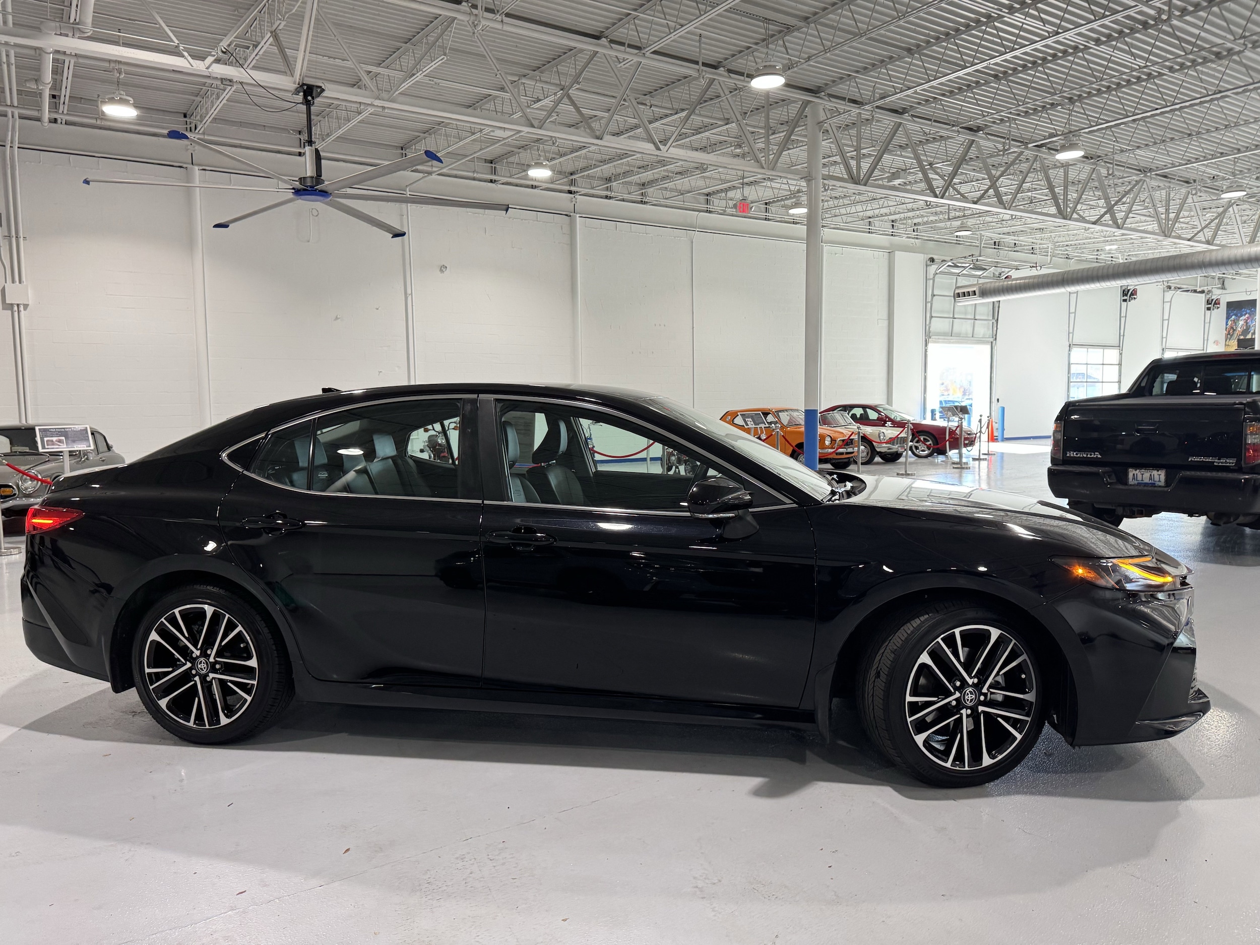 2025 Toyota Camry Hybrid SE photo 2