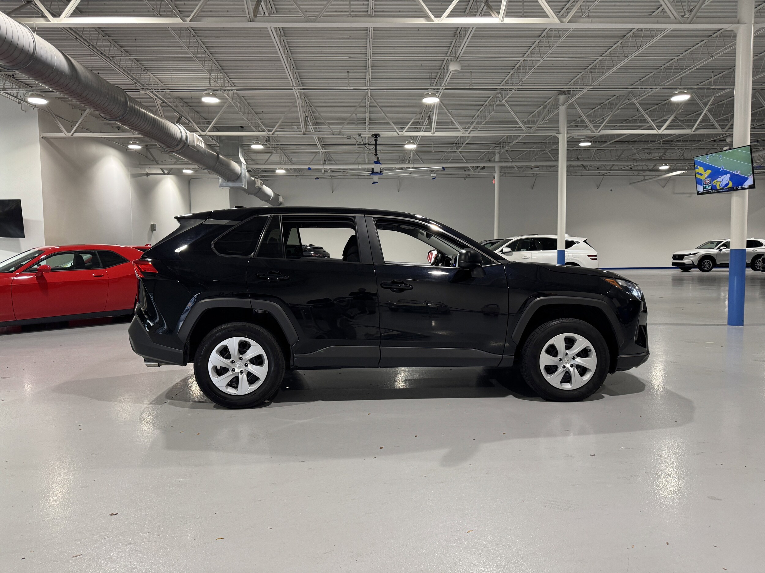 2023 Toyota RAV4 LE photo 3