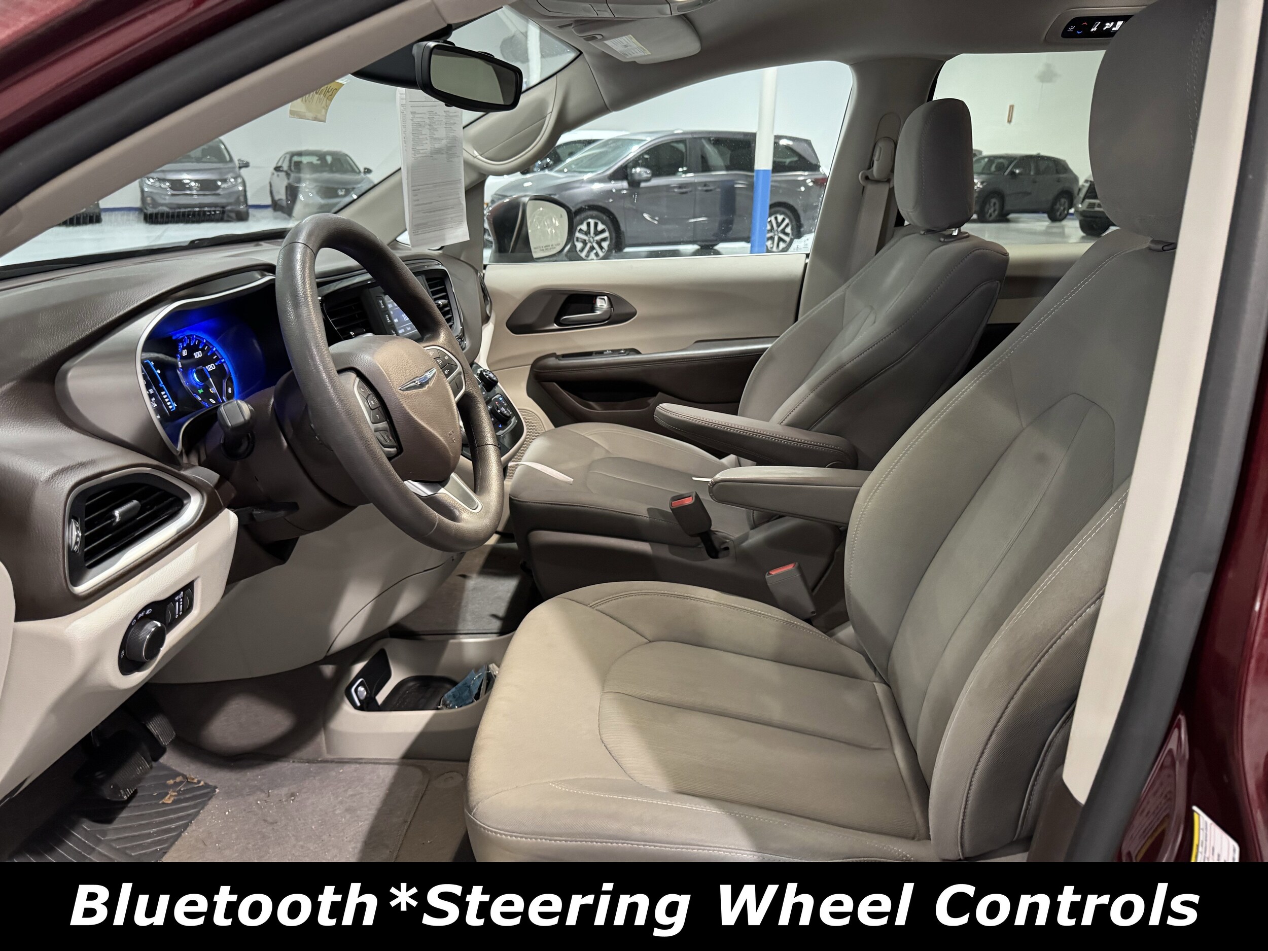 2017 Chrysler Pacifica LX photo 3