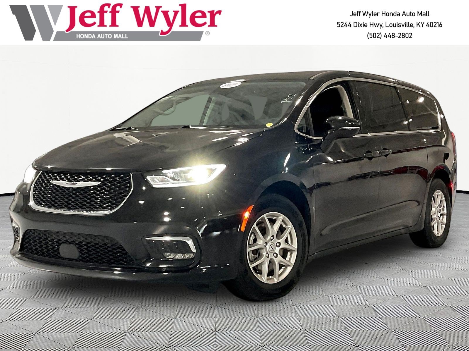 2017 Chrysler Pacifica Touring-L Plus's photo