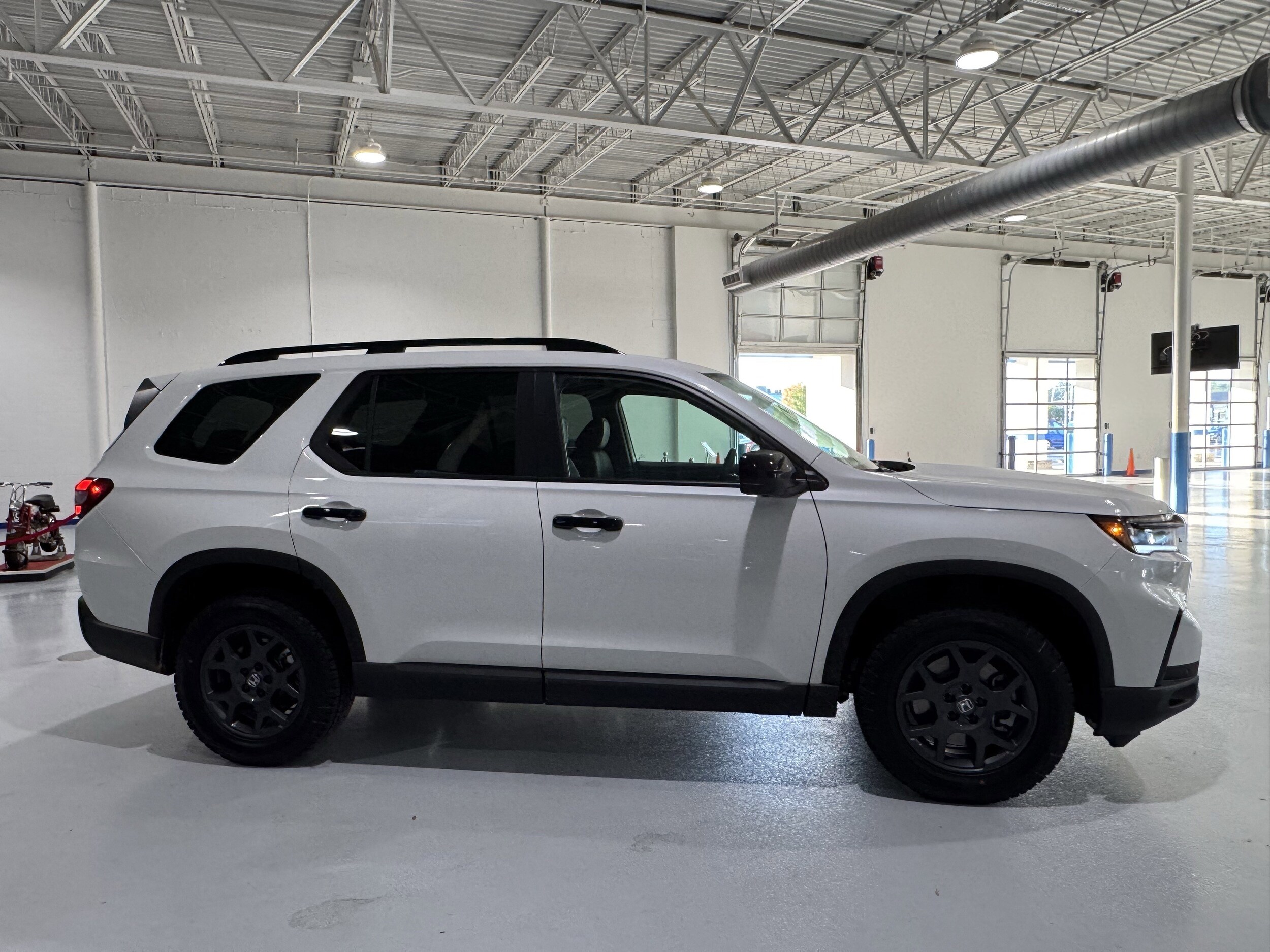 2025 Honda Pilot TrailSport photo 2