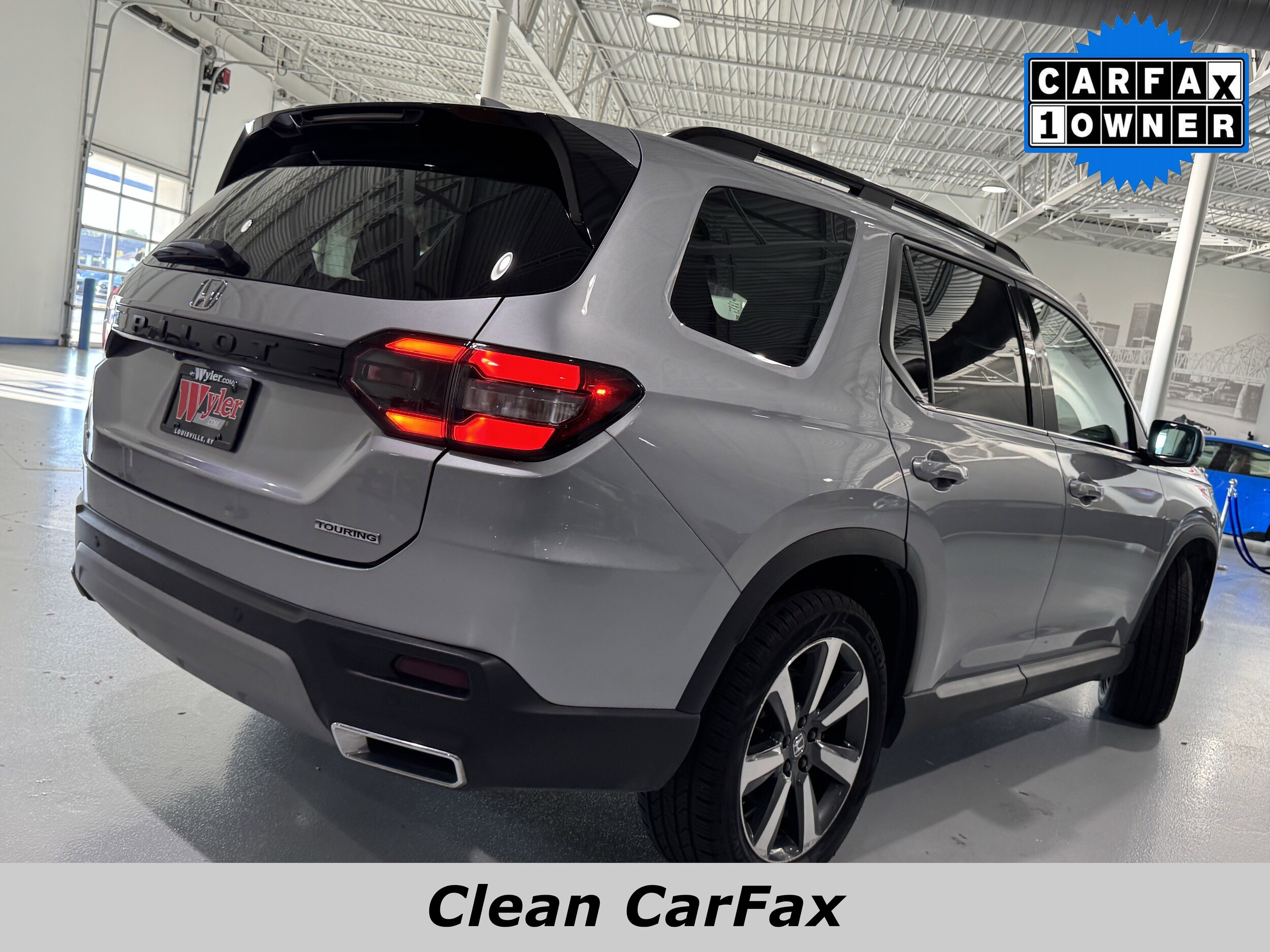 2024 Honda Pilot Touring photo 2