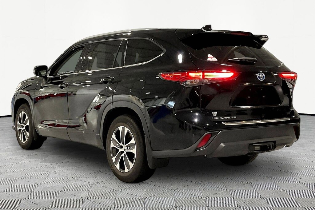 Used 2022 Toyota Highlander Hybrid XLE AWD SUV