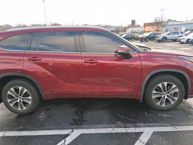 2020 Toyota Highlander XLE photo 2