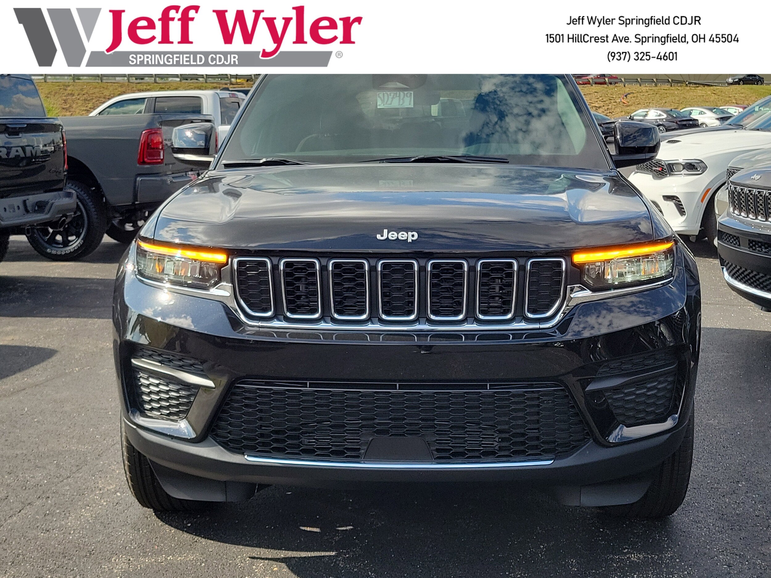 2025 Jeep Grand Cherokee Laredo photo 2
