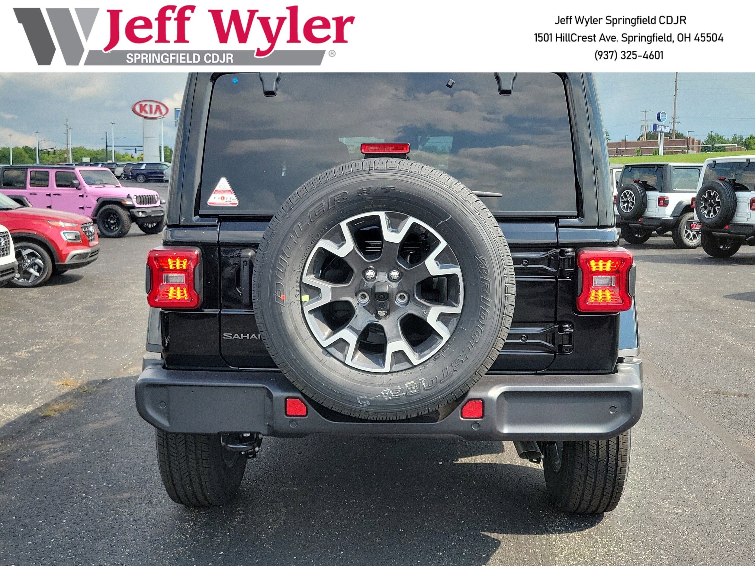 2025 Jeep Wrangler Sahara photo 4