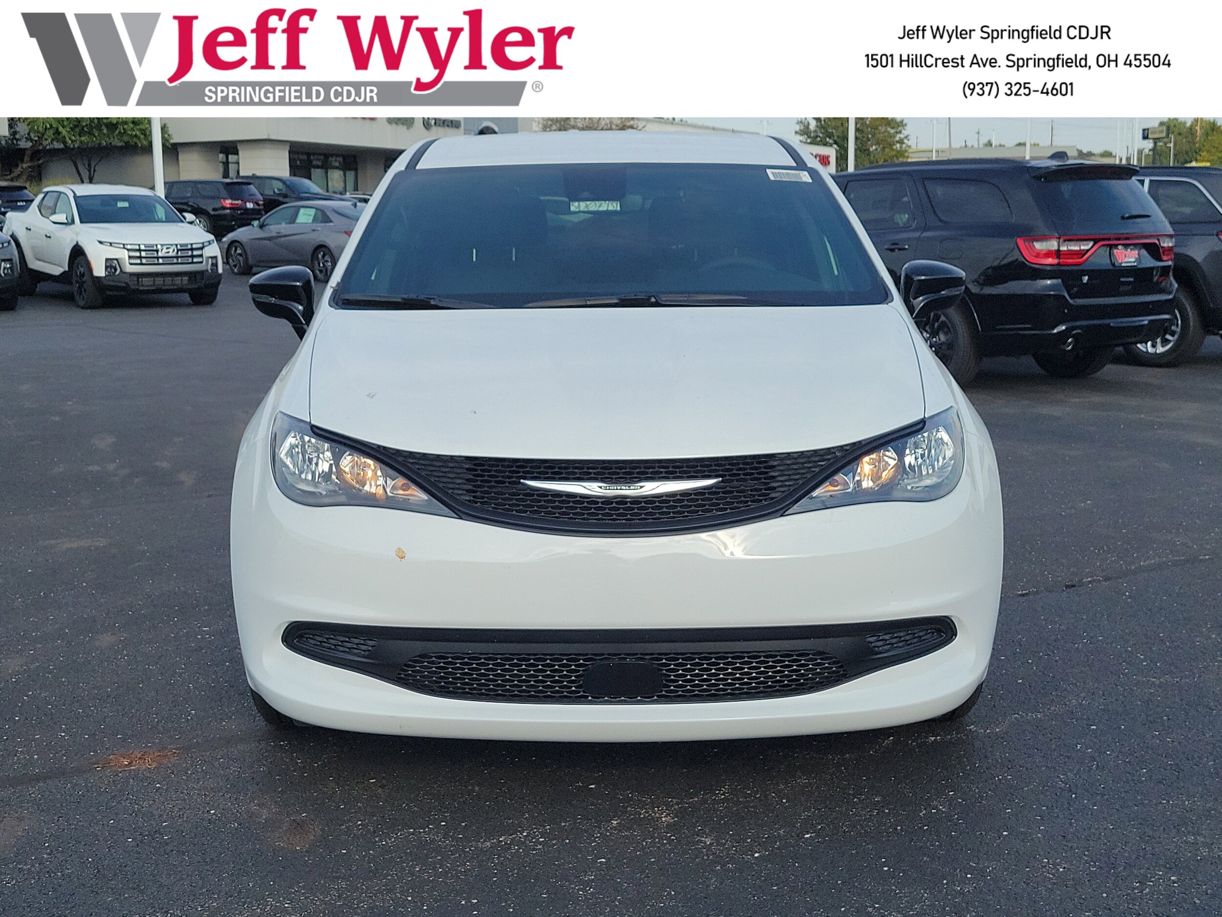 2025 Chrysler Voyager LX photo 2