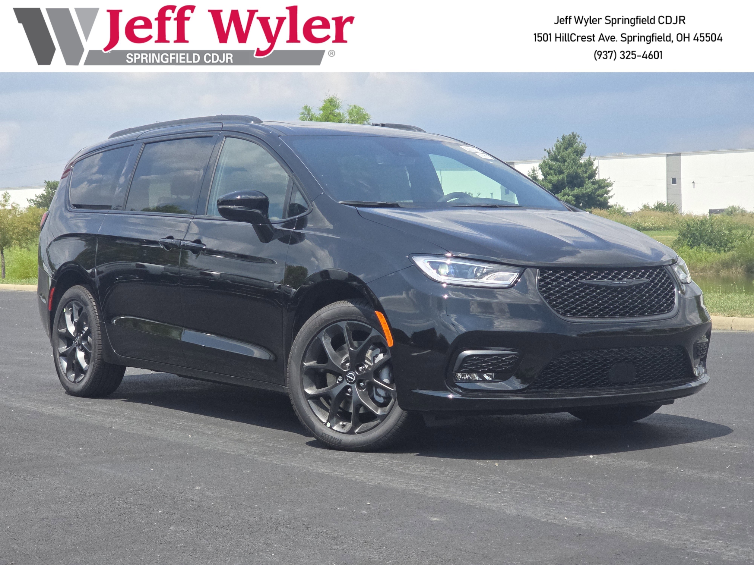 2026 Chrysler Pacifica Limited's photo