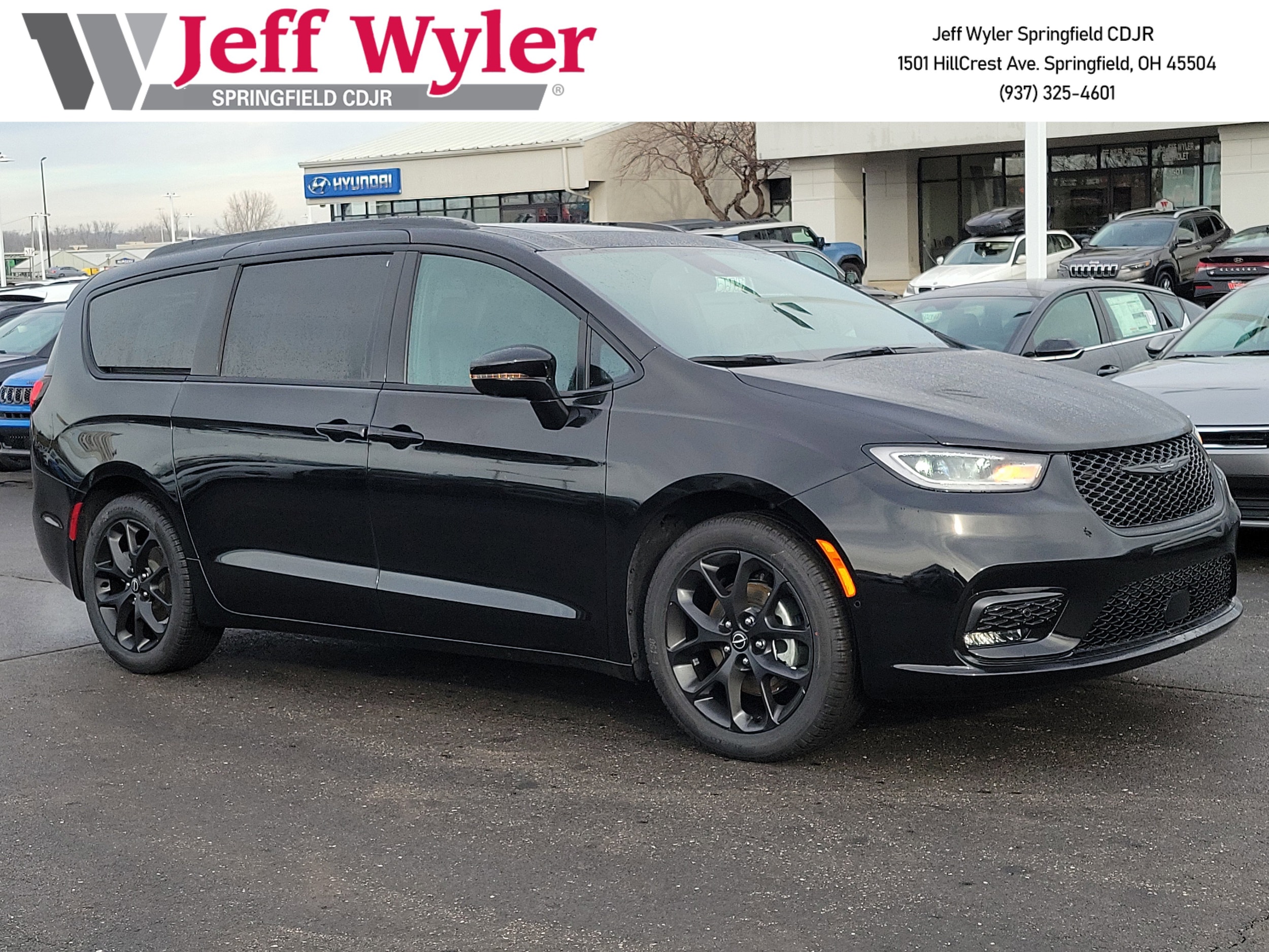 2026 Chrysler Pacifica Select's photo