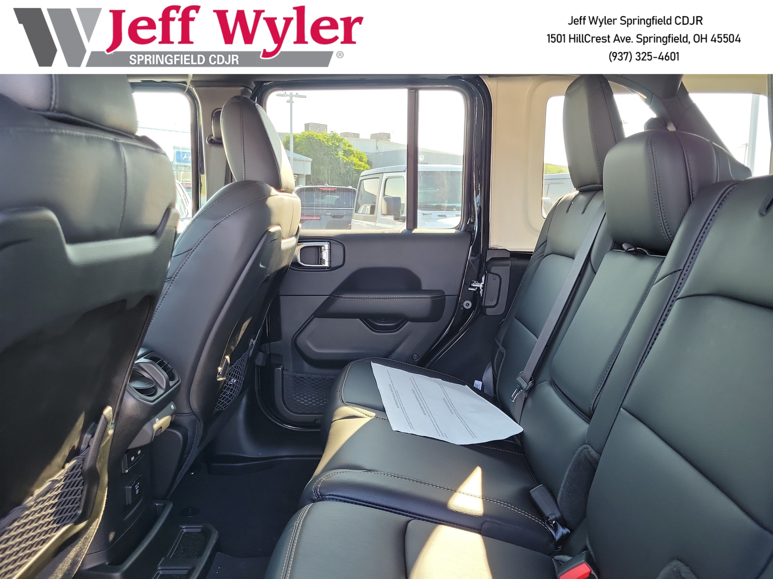 2025 Jeep Wrangler 4-Door Sahara - Photo 17