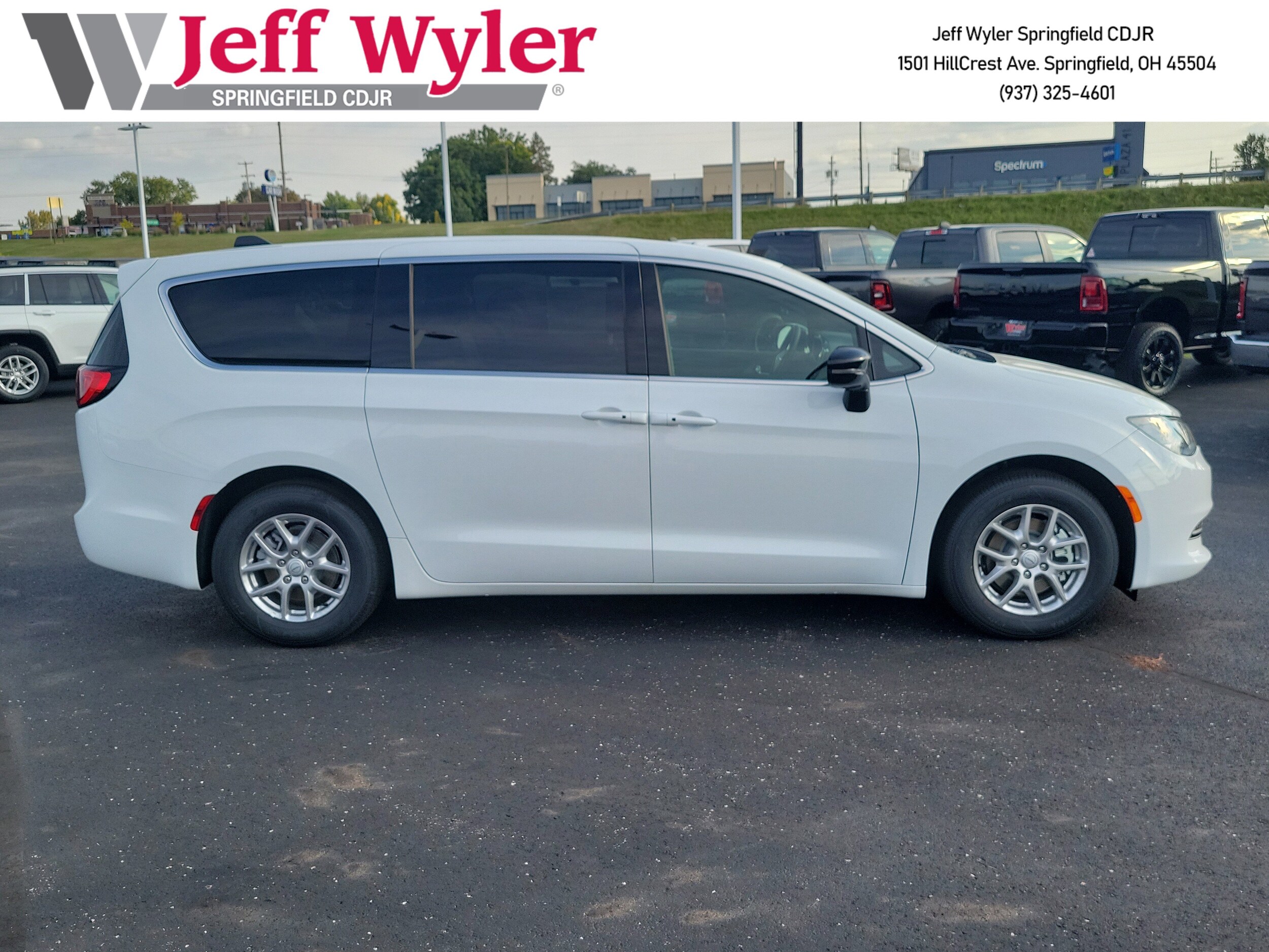 2025 Chrysler Voyager LX photo 3
