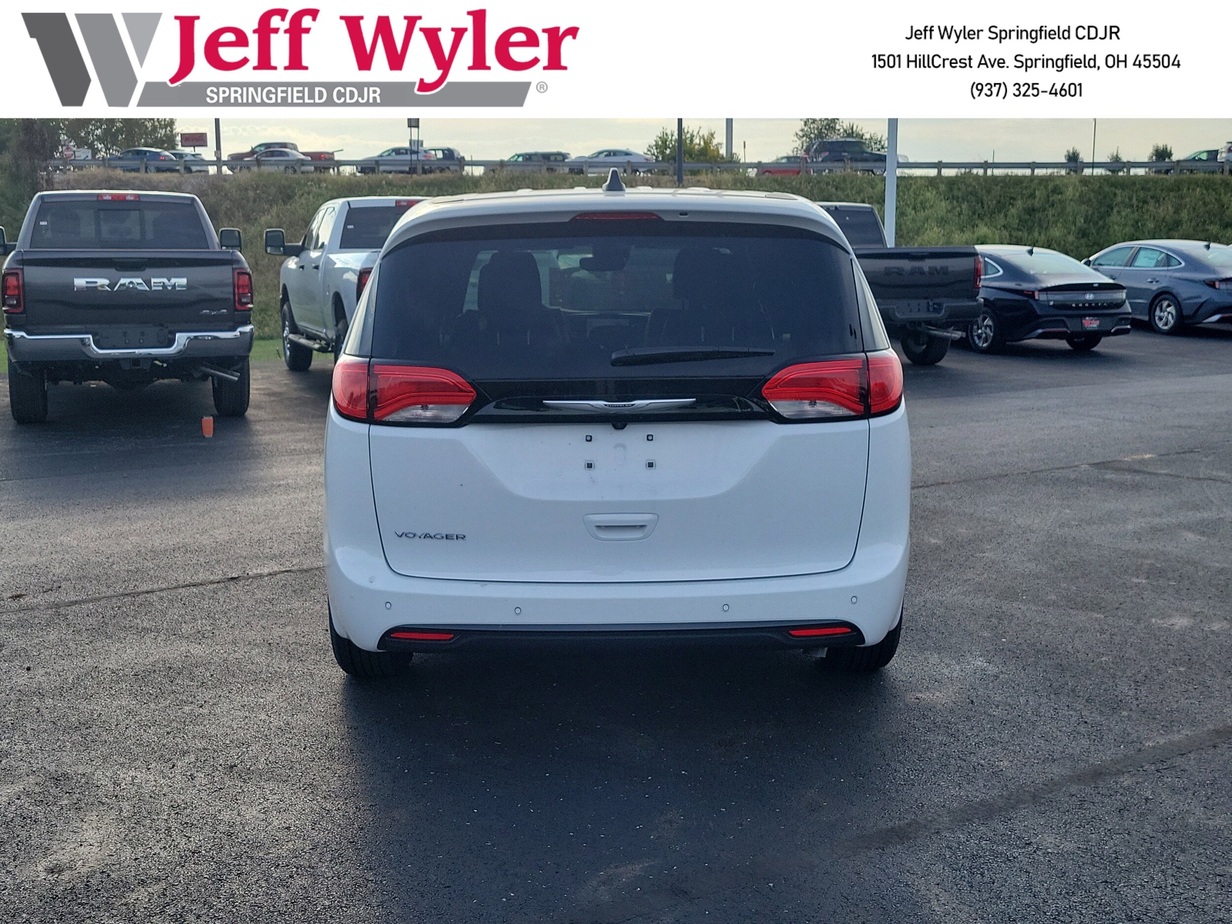 2025 Chrysler Voyager LX photo 4