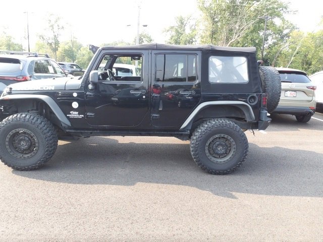 2011 Jeep Wrangler Unlimited Rubicon photo 2