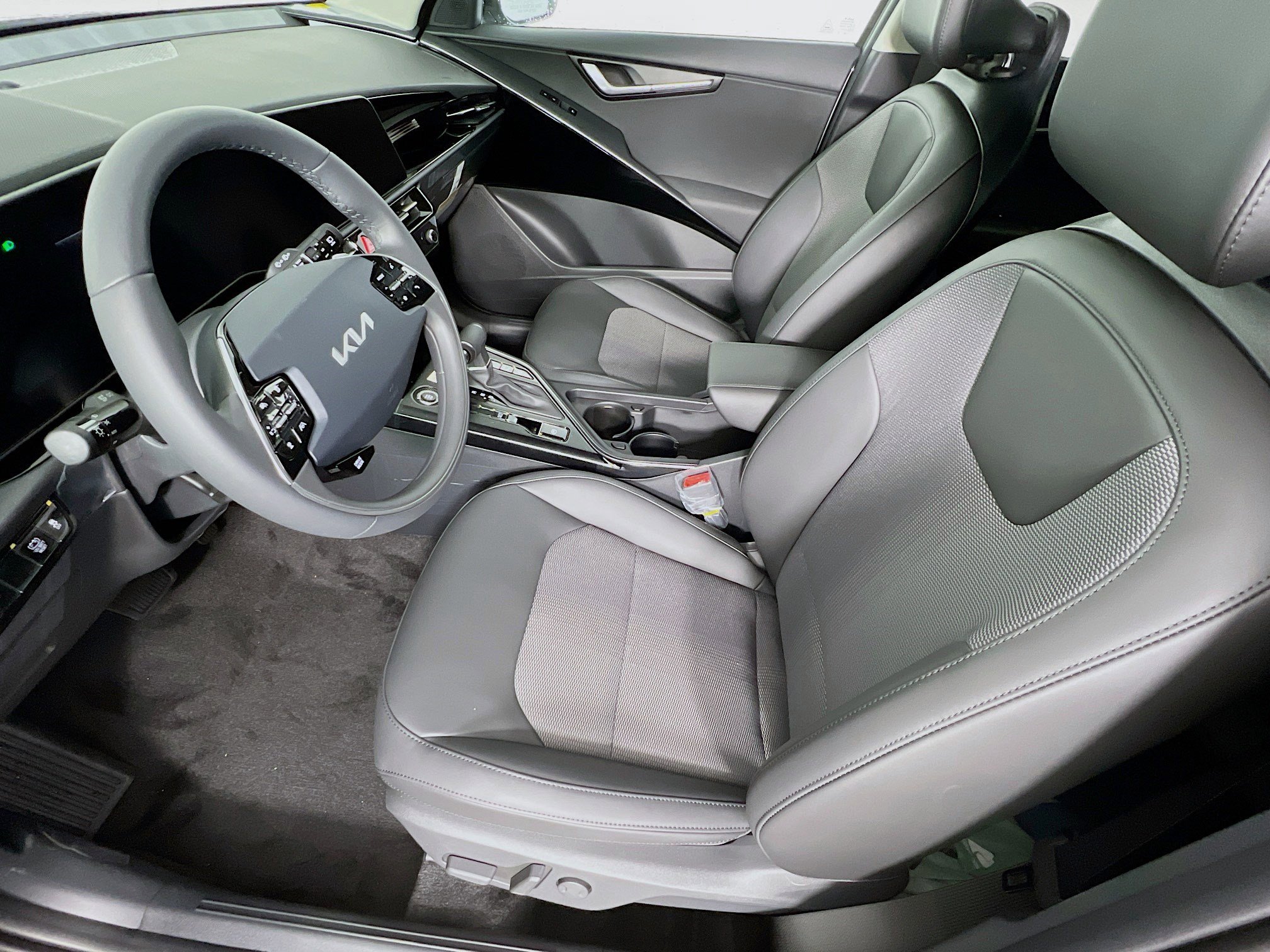 2025 Kia Niro EX photo 3