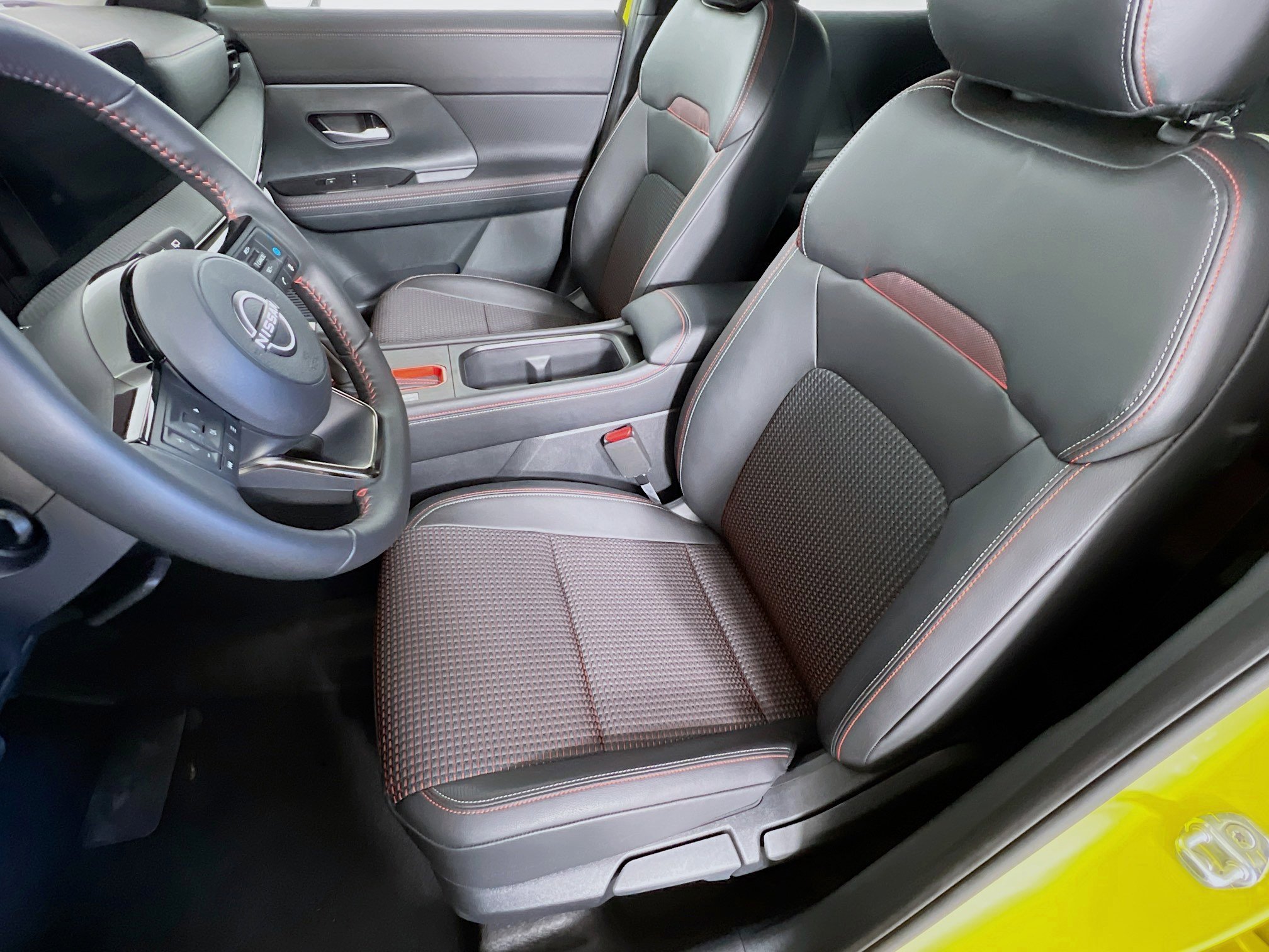 2025 Nissan Kicks SR photo 2