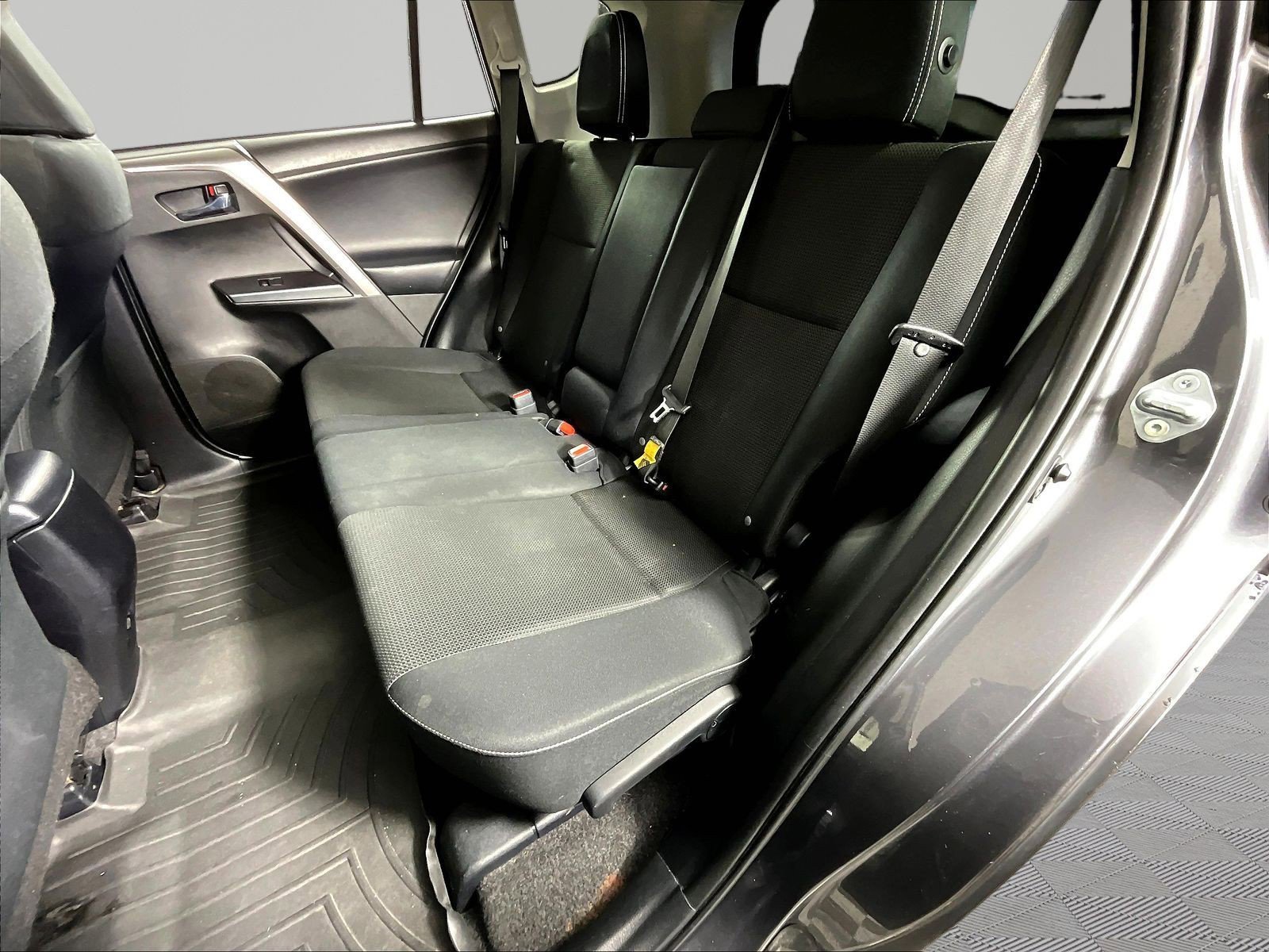 2017 Toyota RAV4 XLE - Photo 19
