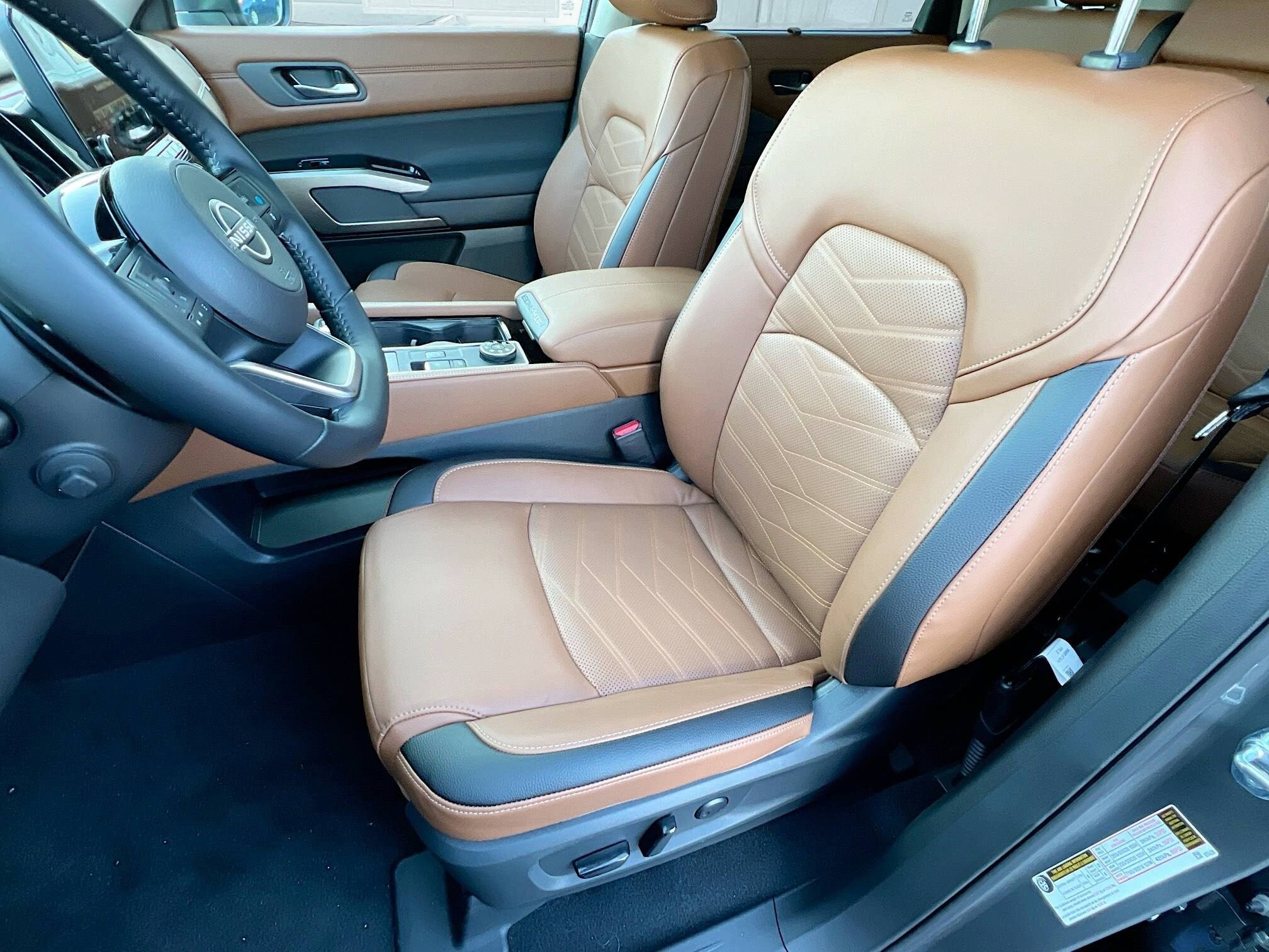 2025 Nissan Pathfinder Platinum photo 3