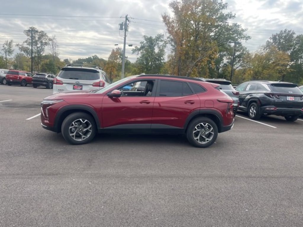 Used 2025 Chevrolet Trax LT SUV