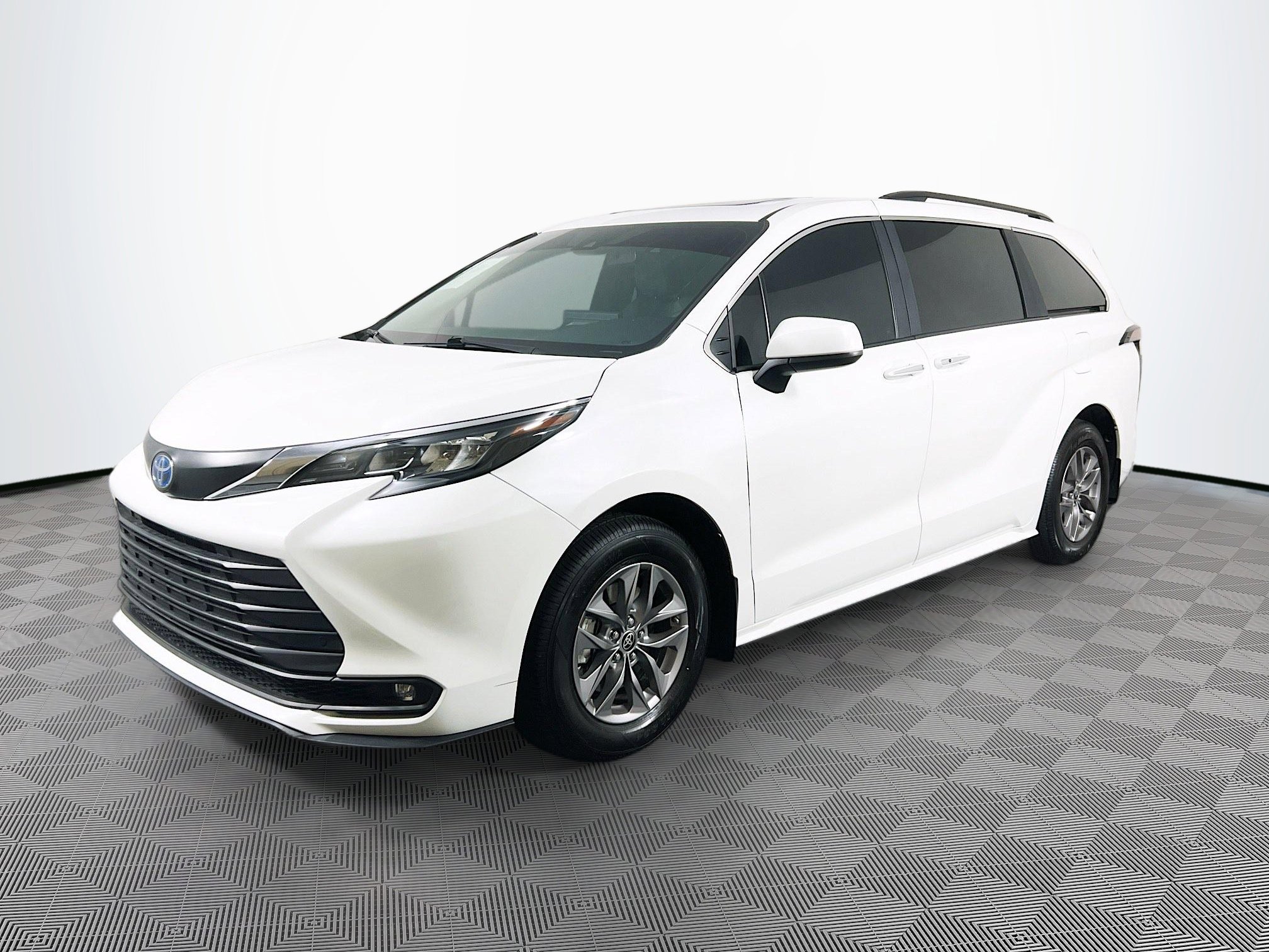 2025 Toyota Sienna XLE photo 2