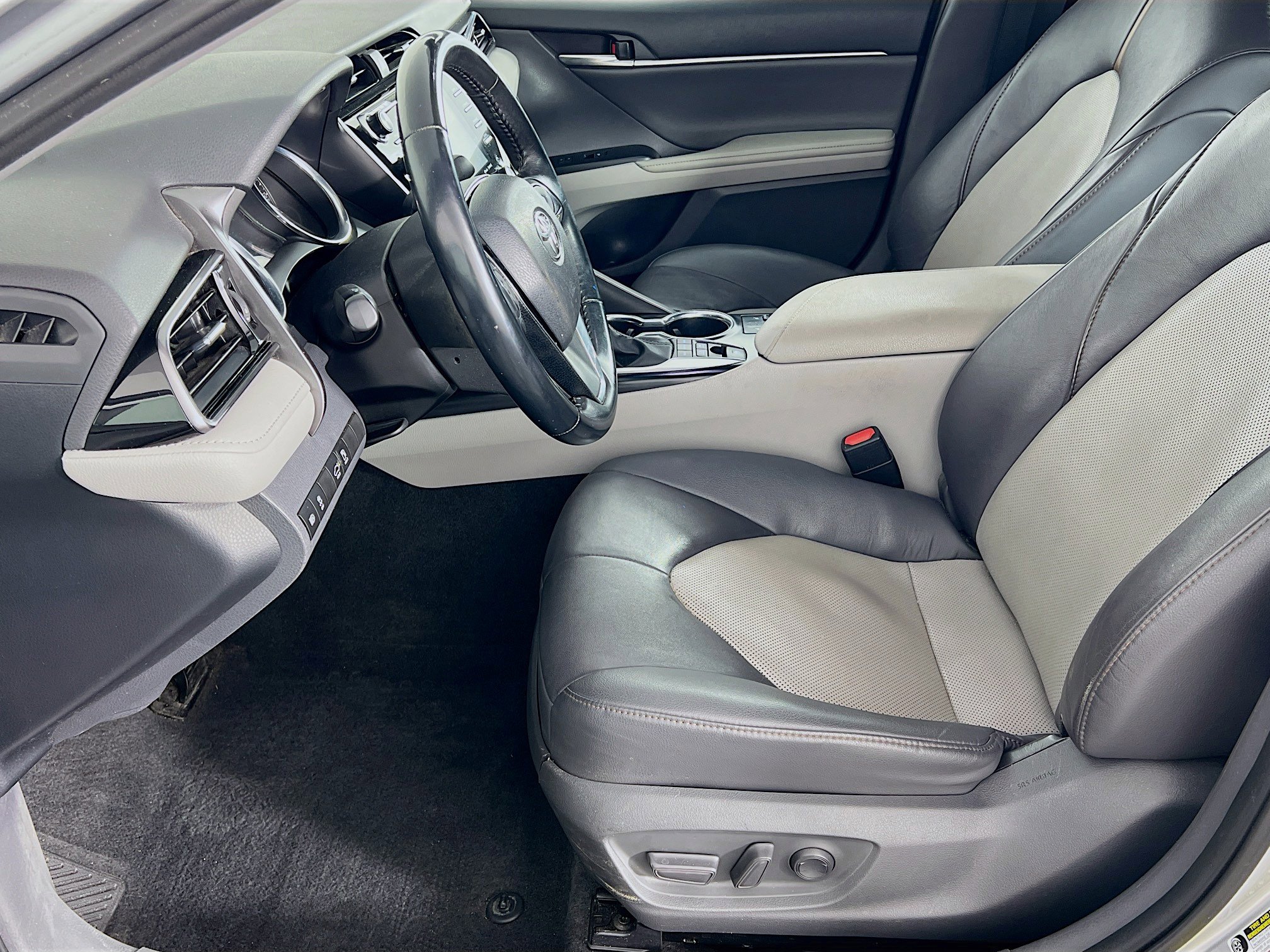 2020 Toyota Camry Hybrid XLE photo 2