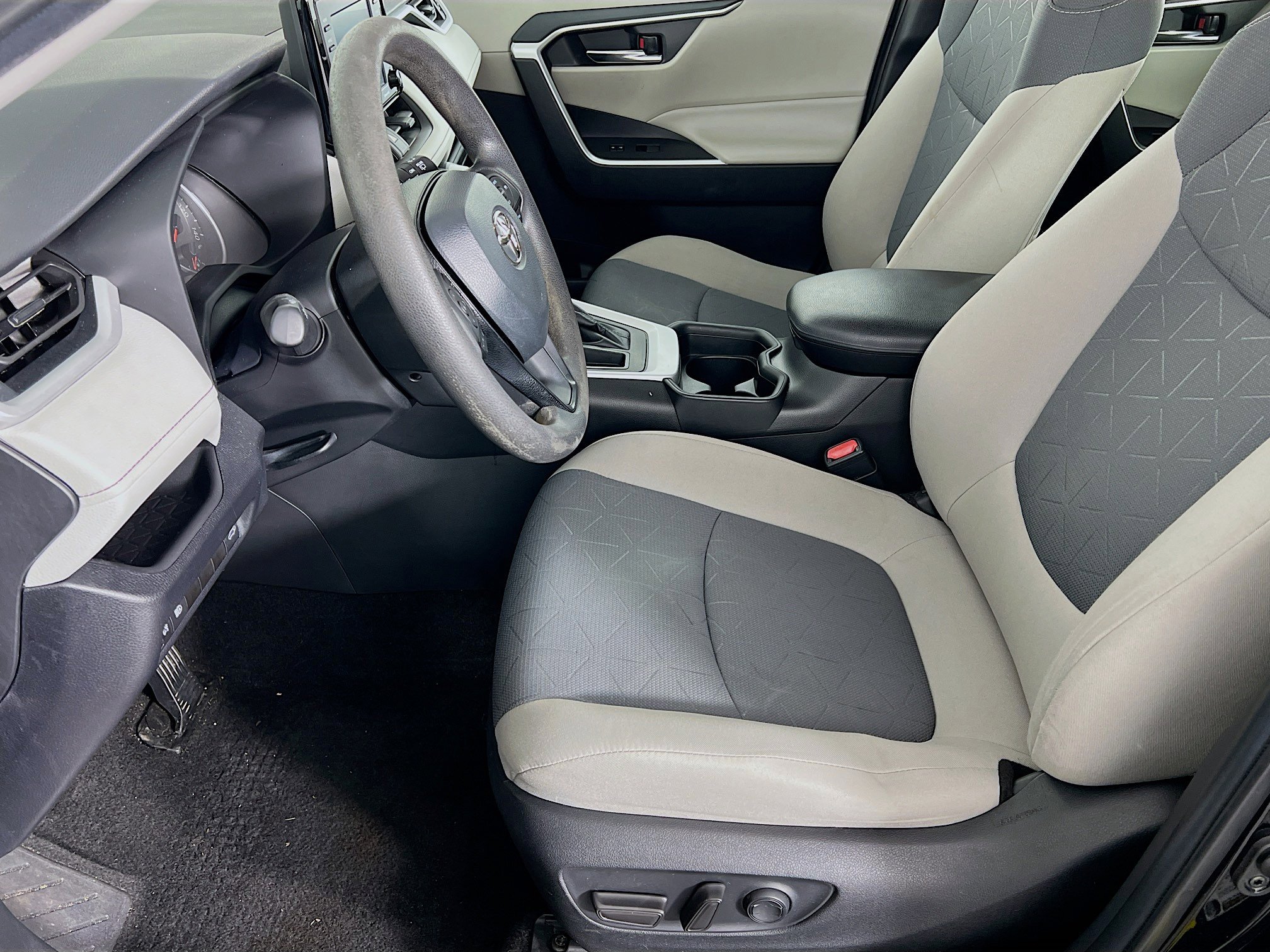 2021 Toyota RAV4 XLE photo 2