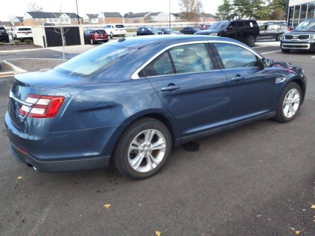 2018 Ford Taurus SE photo 2