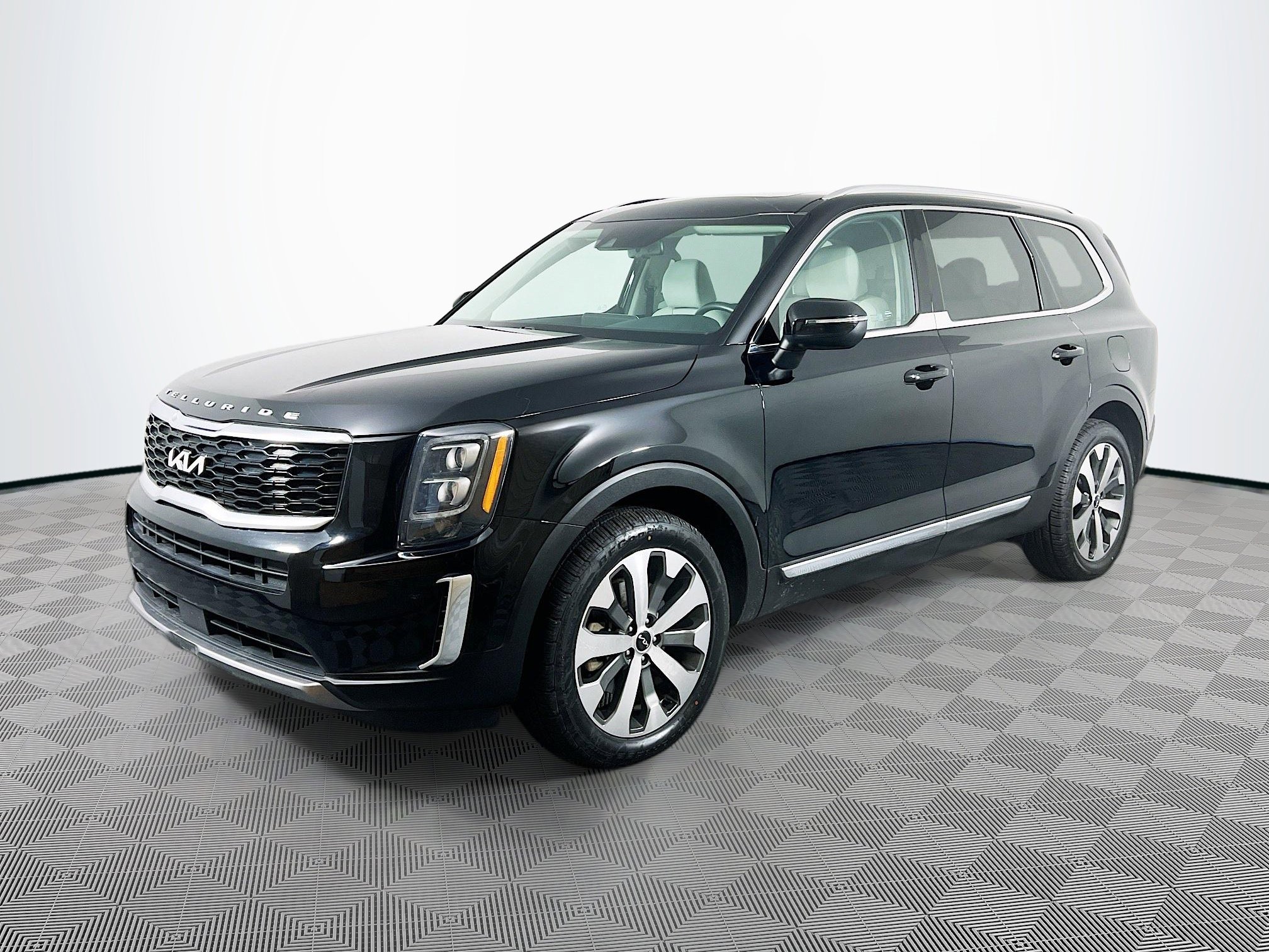 2022 Kia Telluride EX photo 2