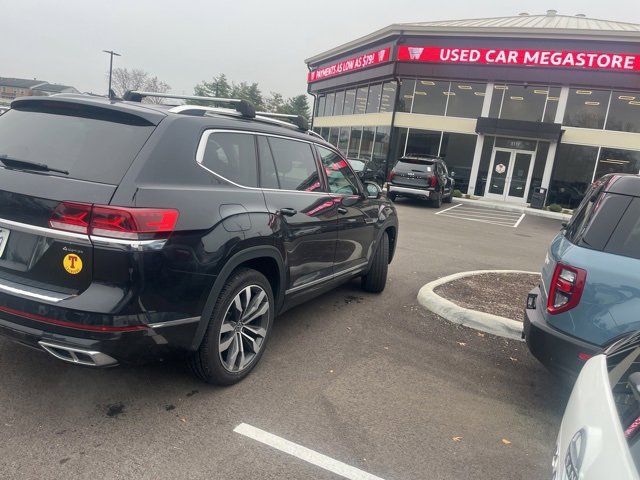 2023 Volkswagen Atlas V6 SEL Premium R-Line photo 2