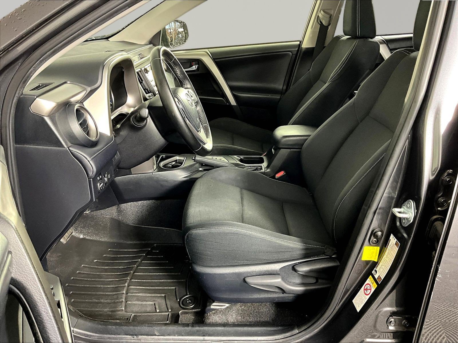 2017 Toyota RAV4 XLE - Photo 18