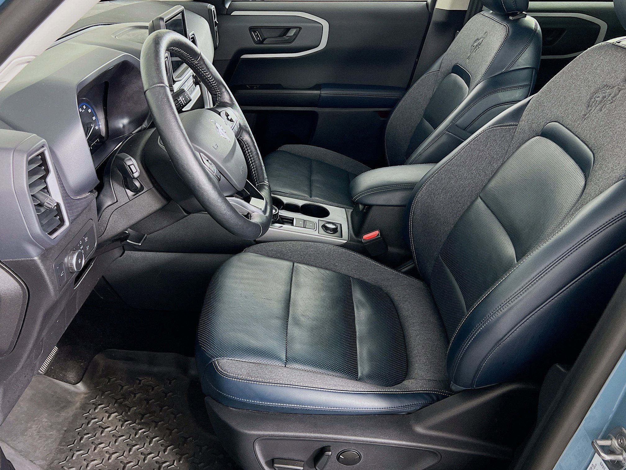 2022 Ford Bronco Sport Outer Banks photo 2