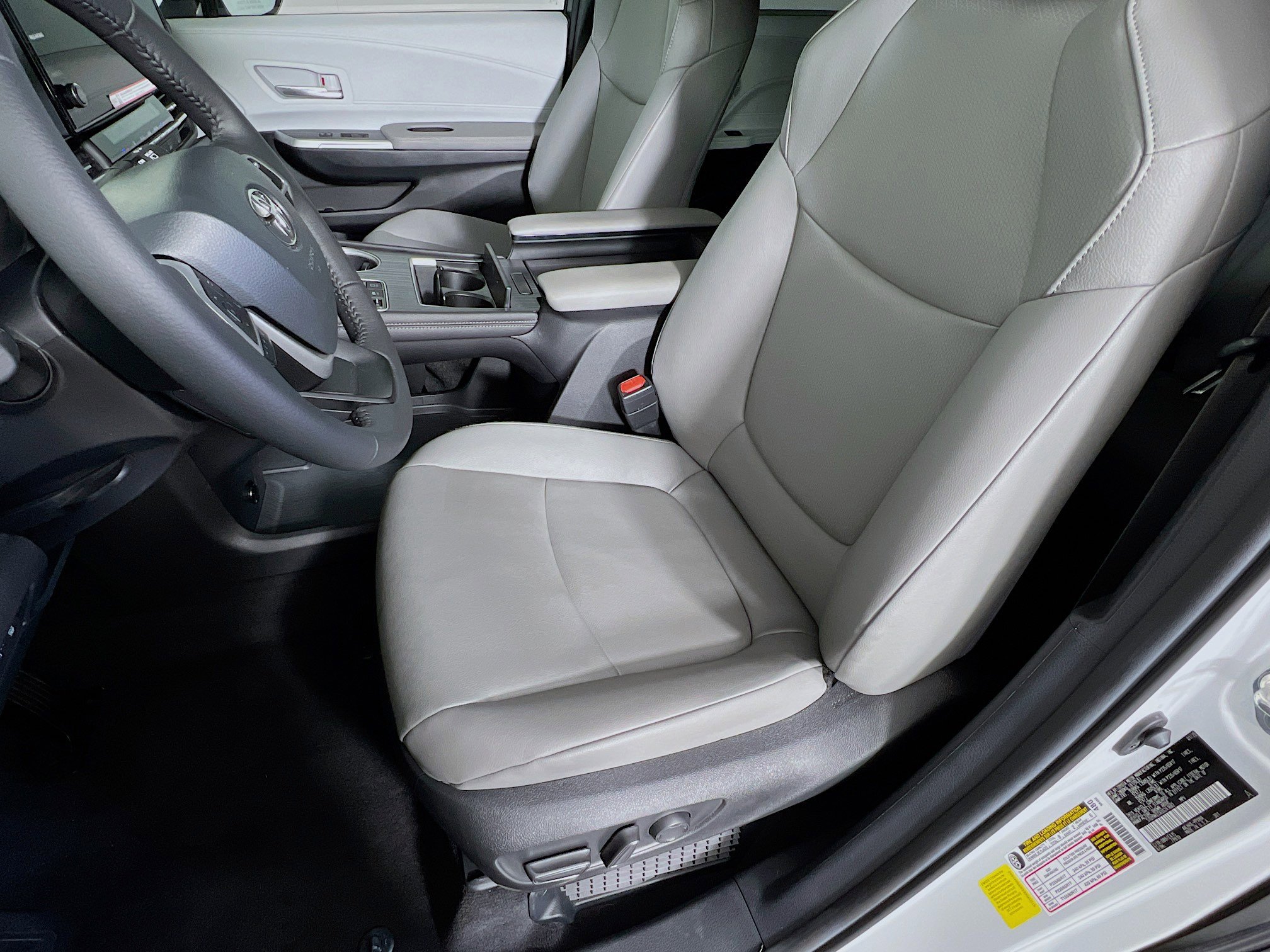 2025 Toyota Sienna XLE photo 3