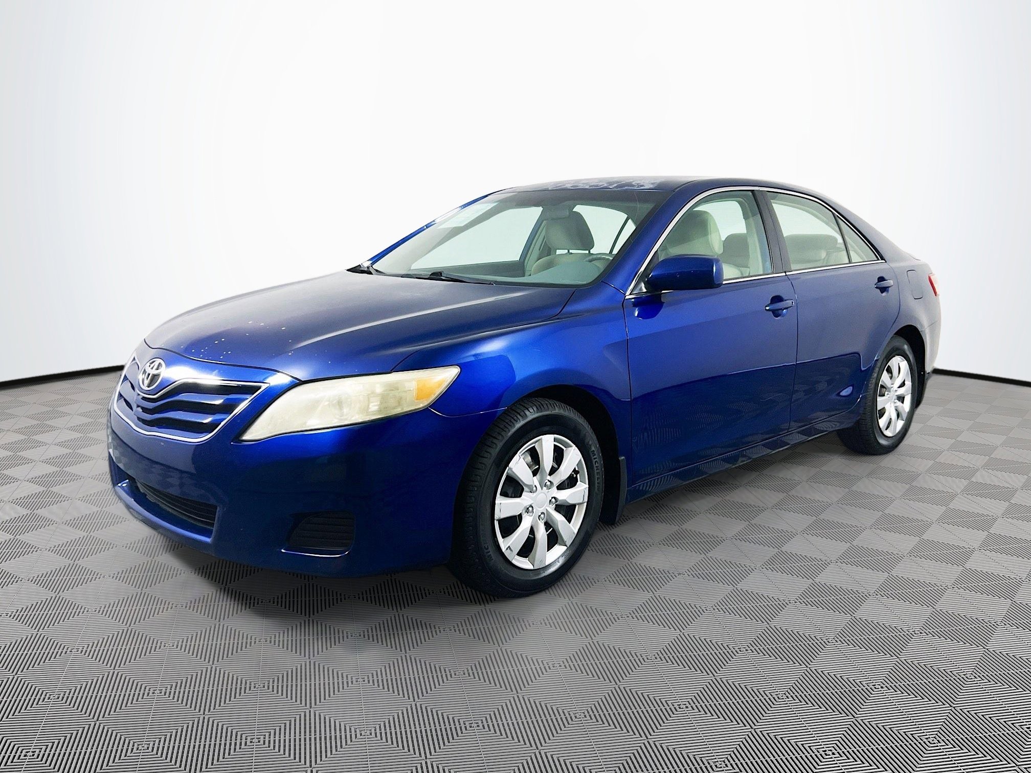 2010 Toyota Camry LE photo 2