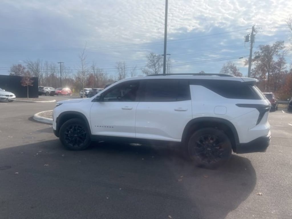 Used 2024 Chevrolet Traverse FWD LT SUV