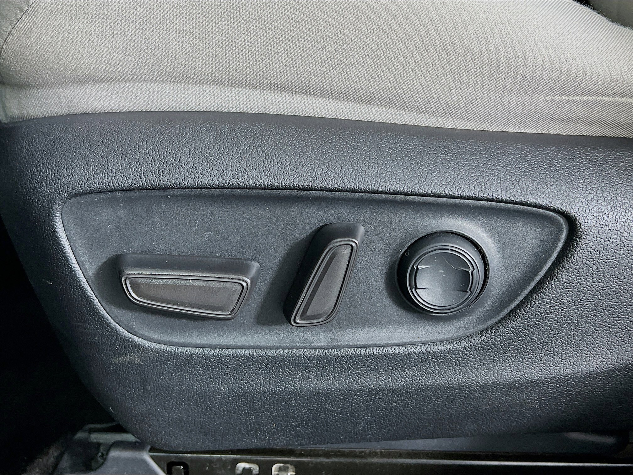 2021 Toyota RAV4 XLE photo 3