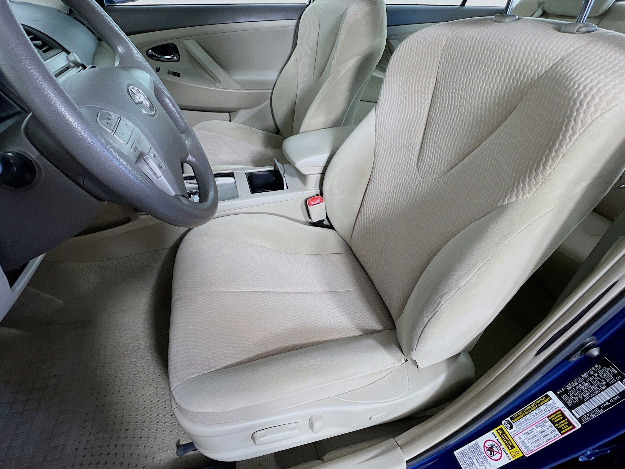 2010 Toyota Camry LE photo 3