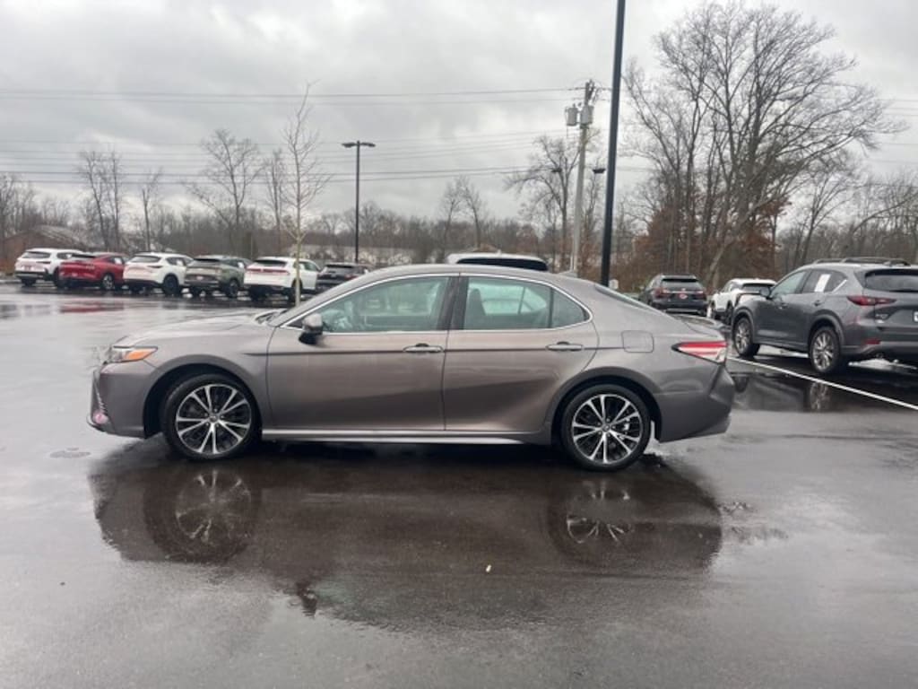 Used 2019 Toyota Camry SE Sedan