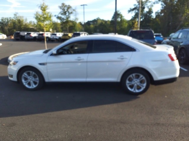 2017 Ford Taurus SEL photo 3