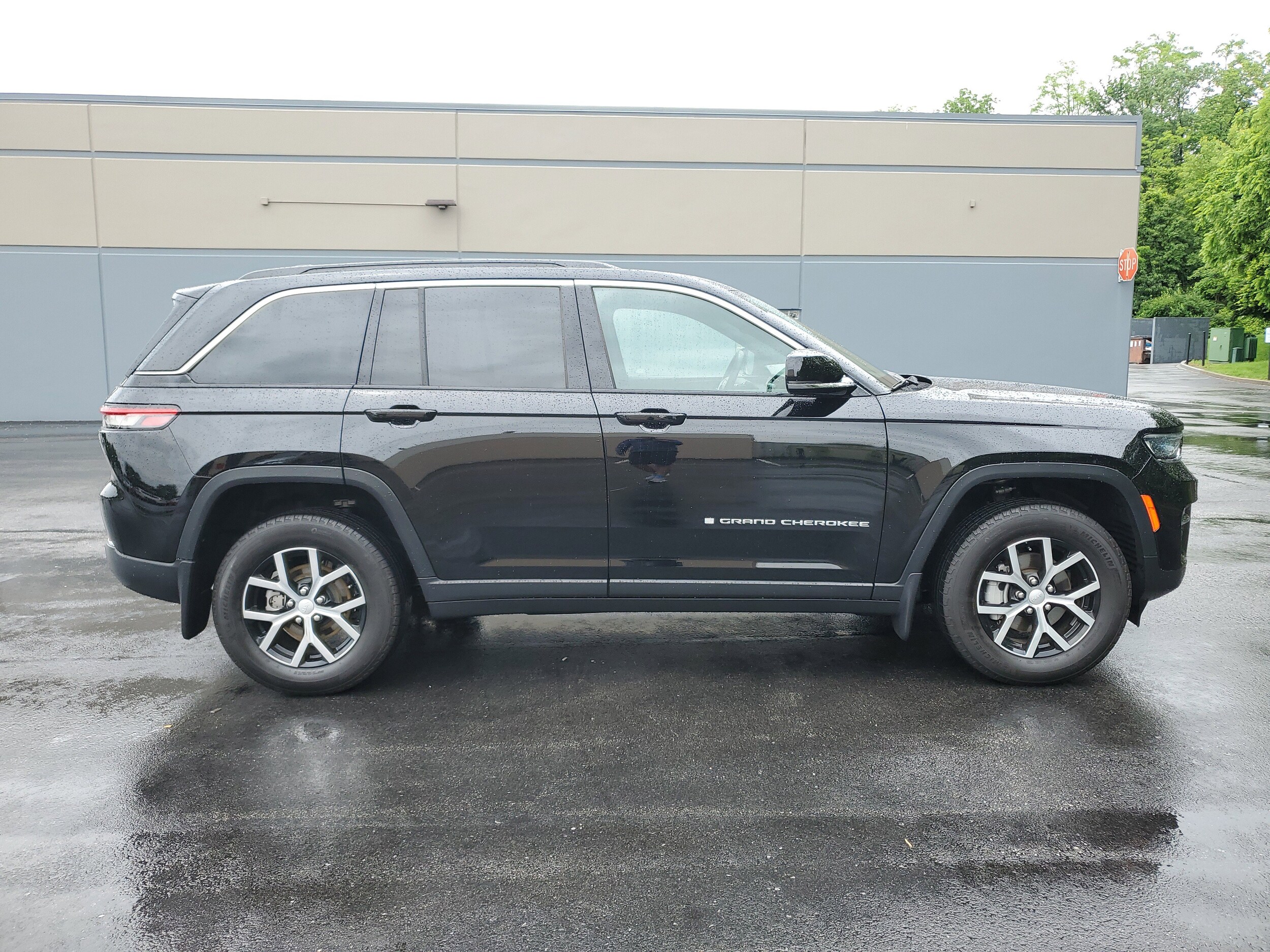 2024 Jeep Grand Cherokee Limited photo 2
