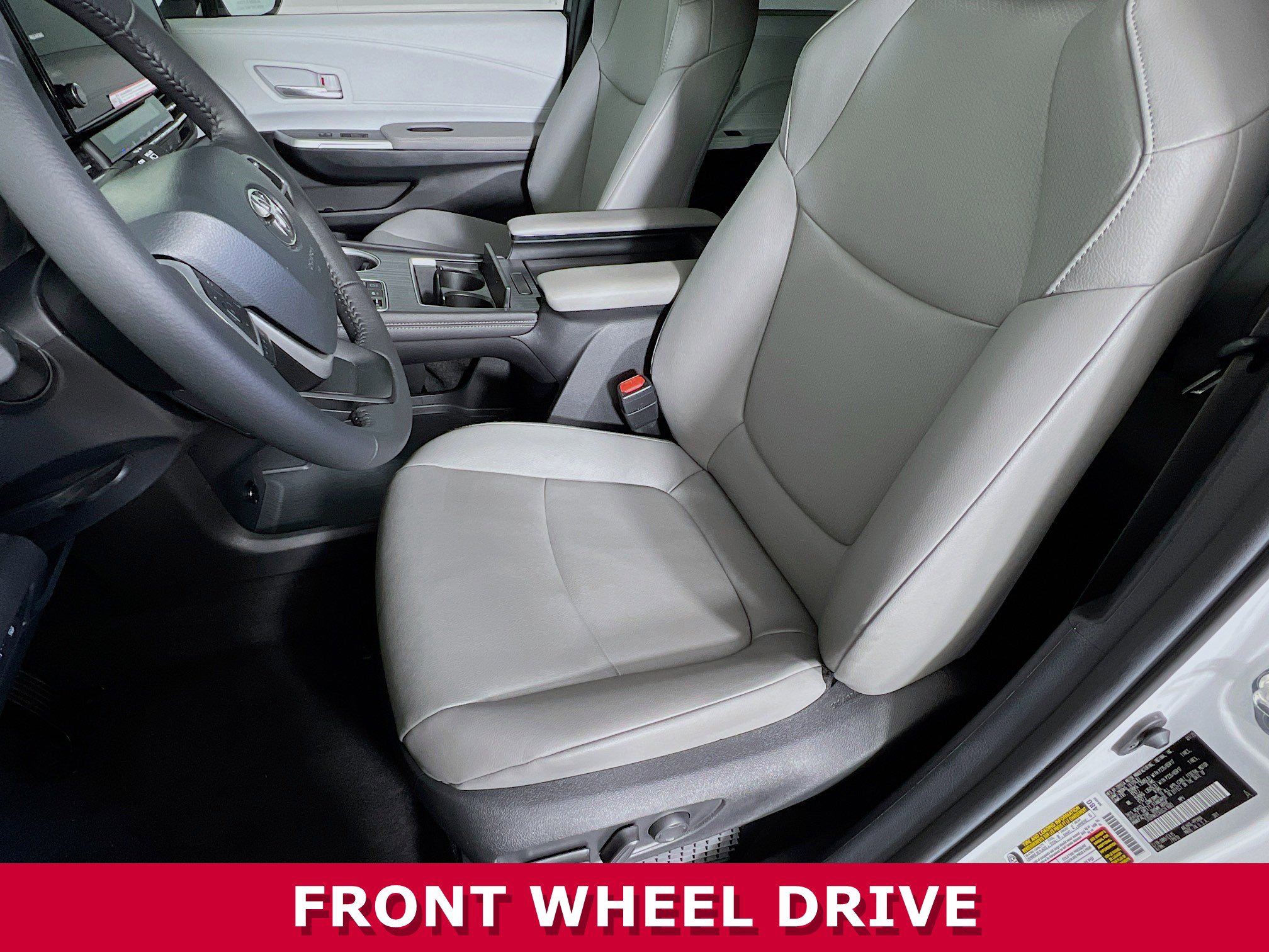 2025 Toyota Sienna XLE photo 3