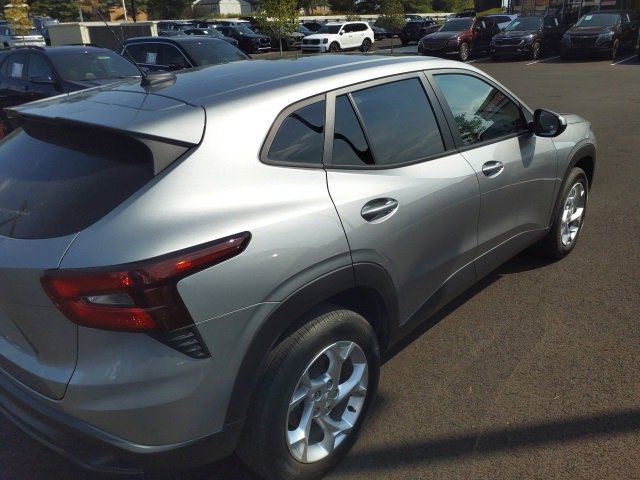 2024 Chevrolet Trax LS photo 2