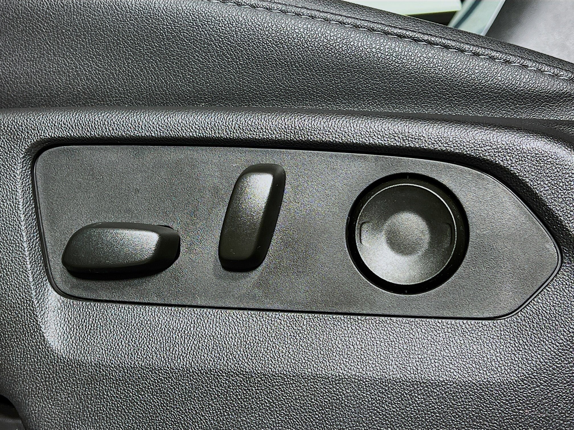 2023 Chevrolet Silverado 1500 LTZ photo 3