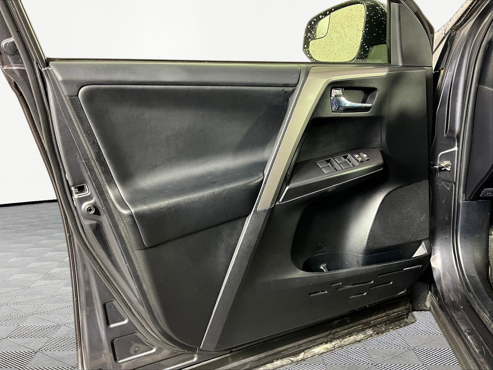 2017 Toyota RAV4 XLE - Photo 17